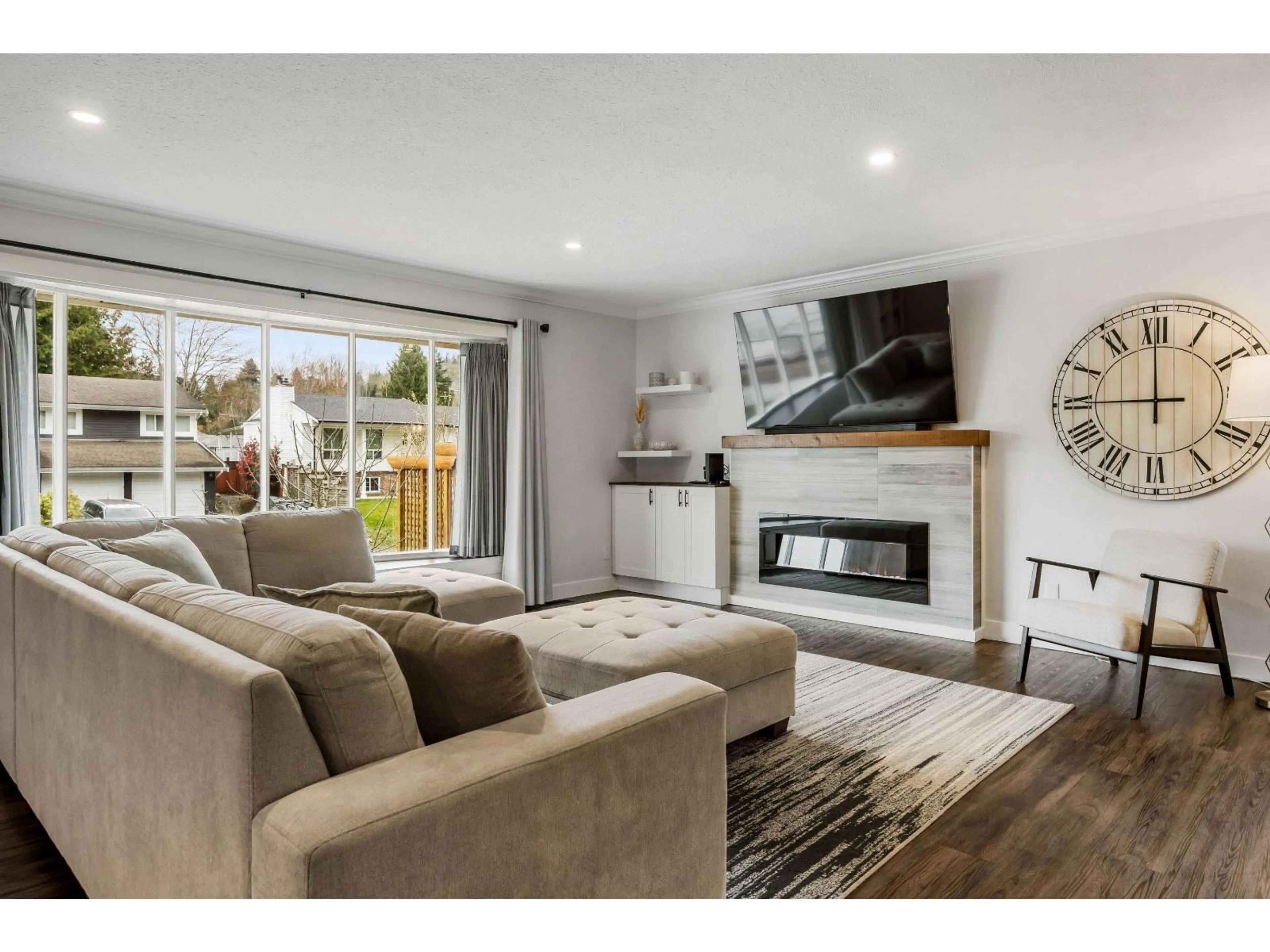 Living room with furniture, unknown for 3345 VERNON TERRACE, Abbotsford British Columbia V2S6N5