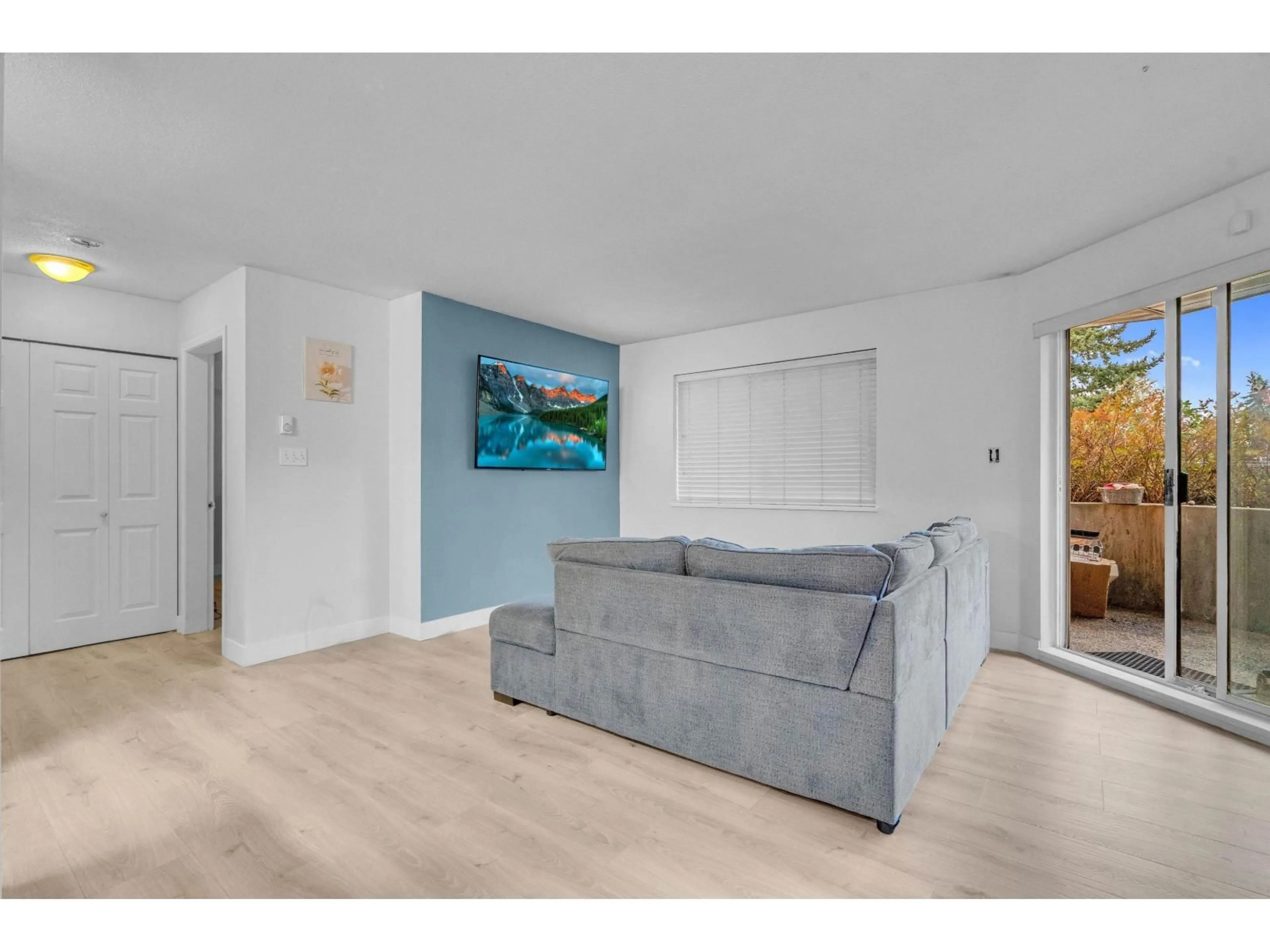 Living room with furniture, wood/laminate floor for 111 - 12101 80 AVENUE, Surrey British Columbia V3W5V6