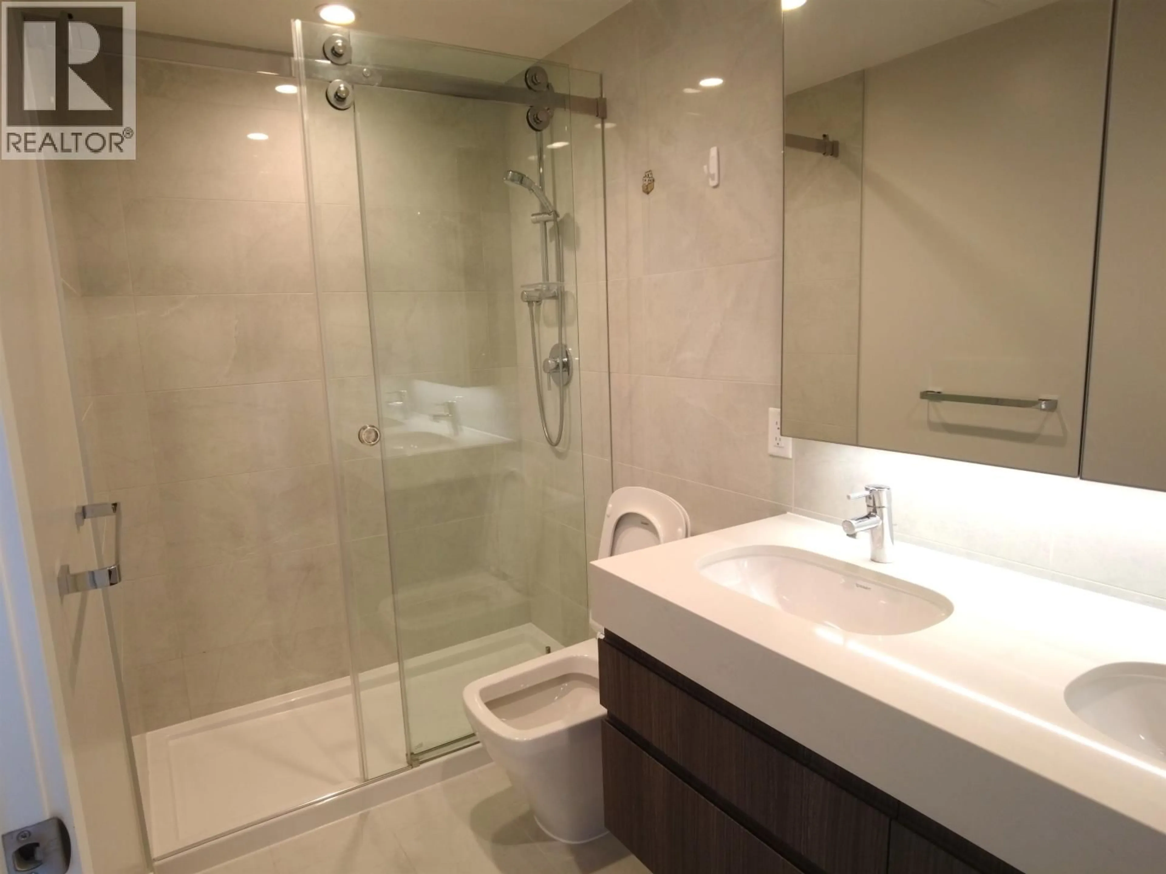 Standard bathroom, ceramic/tile floor for 307 - 6537 TELFORD AVENUE, Burnaby British Columbia V5H0K9