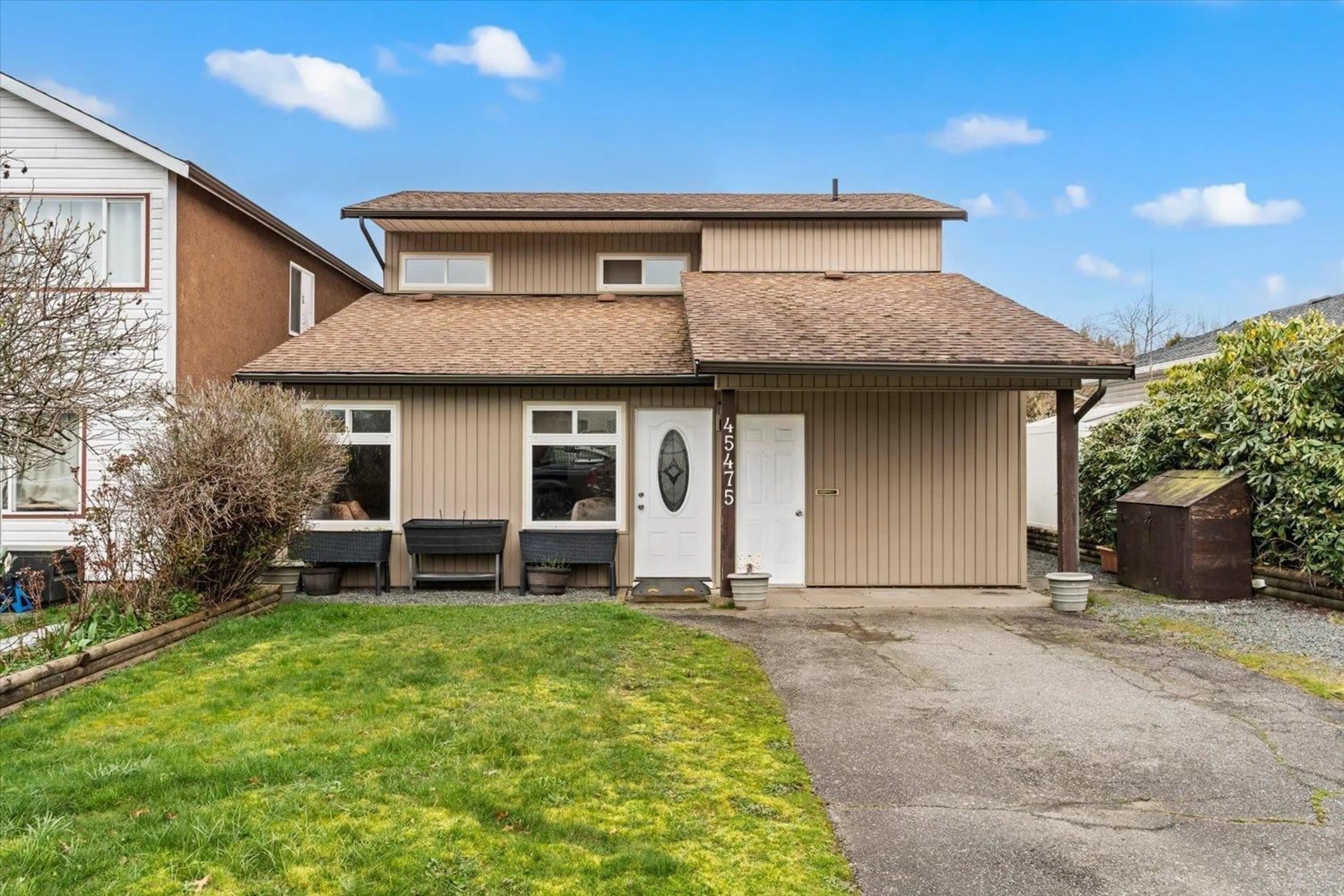 Home with vinyl exterior material, street for 45475 MEADOWBROOK DRIVE, Chilliwack British Columbia V2P7K3