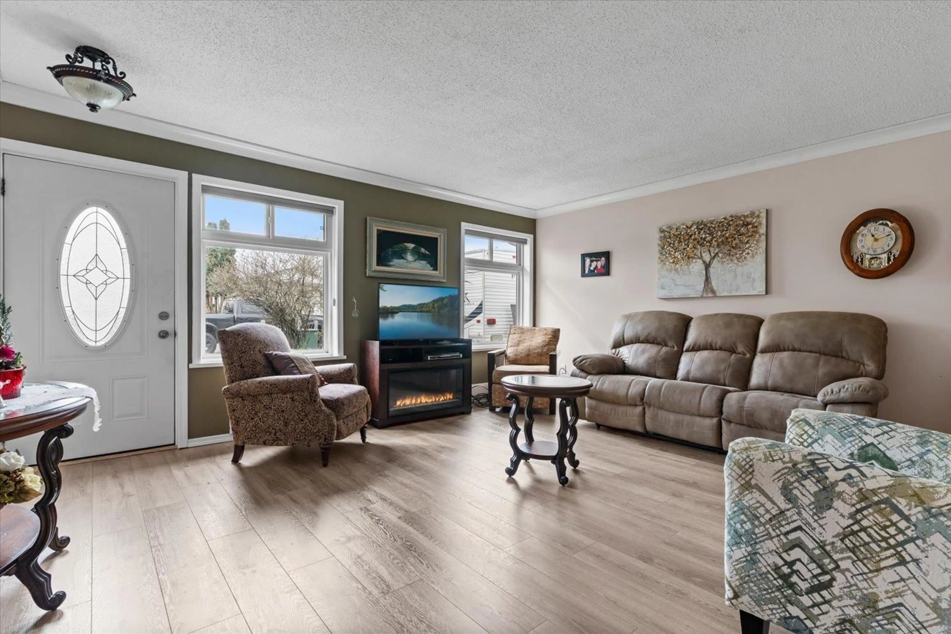 Living room with furniture, wood/laminate floor for 45475 MEADOWBROOK DRIVE, Chilliwack British Columbia V2P7K3