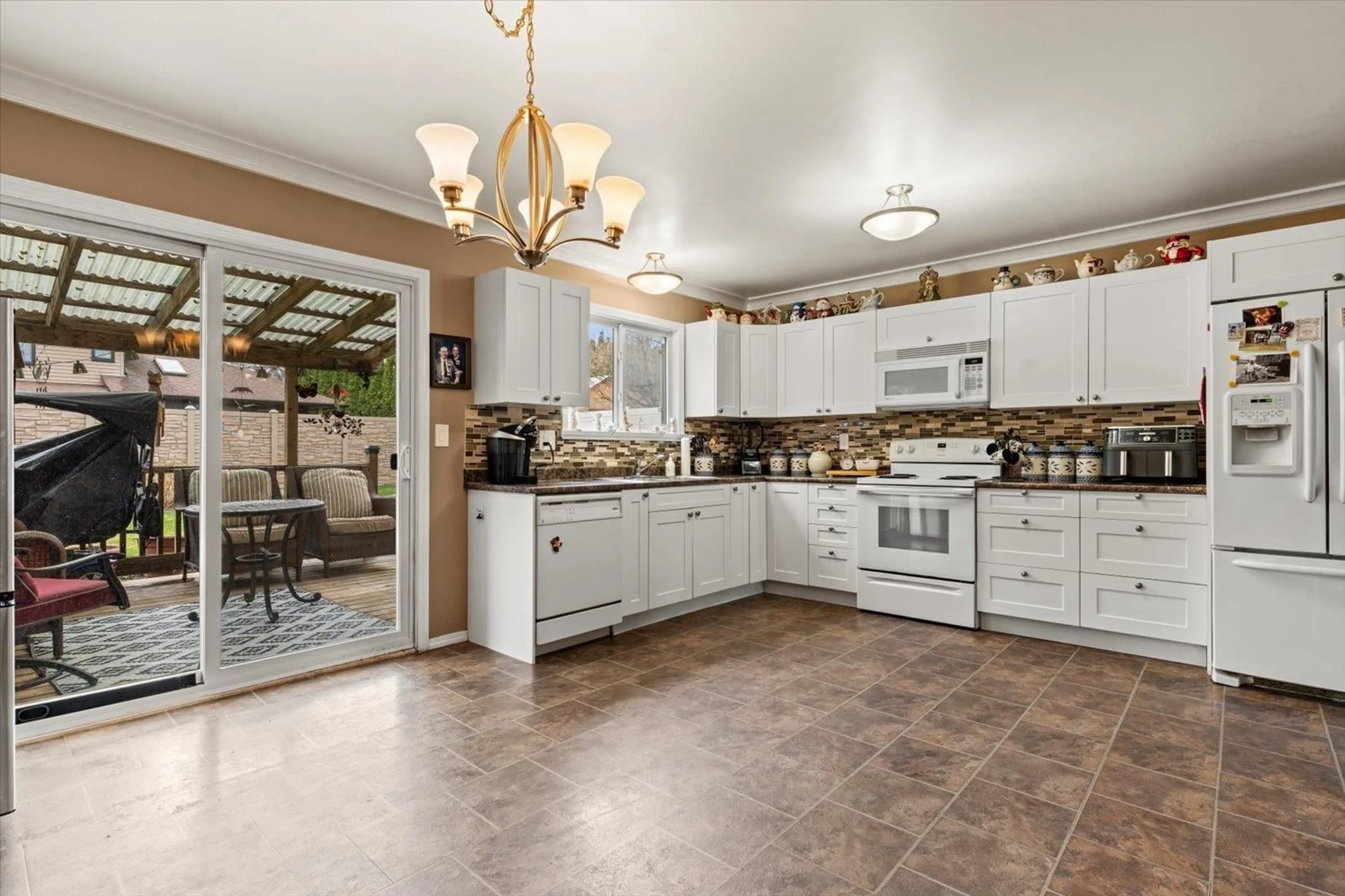 Open concept kitchen, ceramic/tile floor for 45475 MEADOWBROOK DRIVE, Chilliwack British Columbia V2P7K3