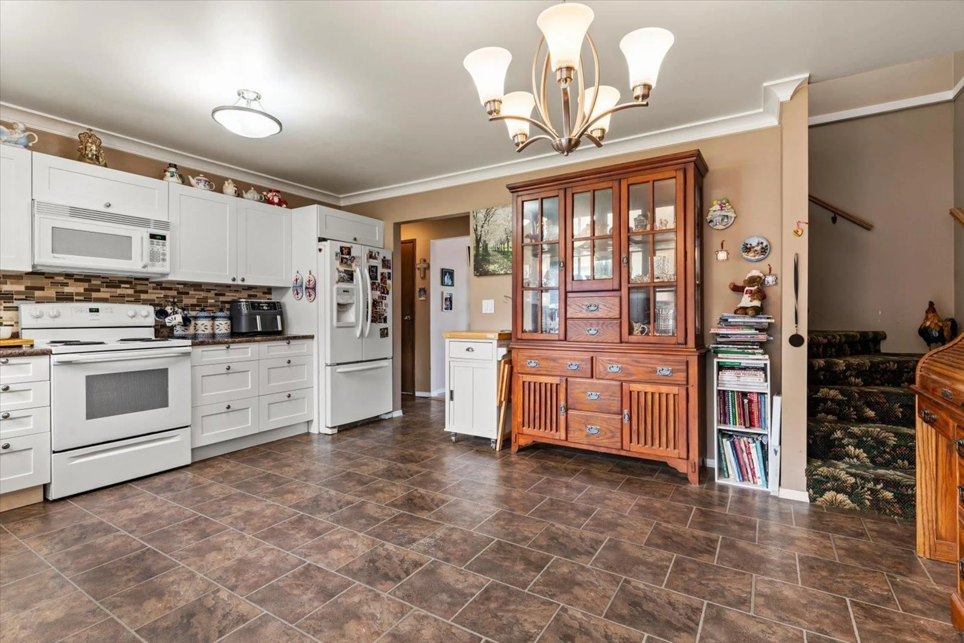 Open concept kitchen, ceramic/tile floor for 45475 MEADOWBROOK DRIVE, Chilliwack British Columbia V2P7K3