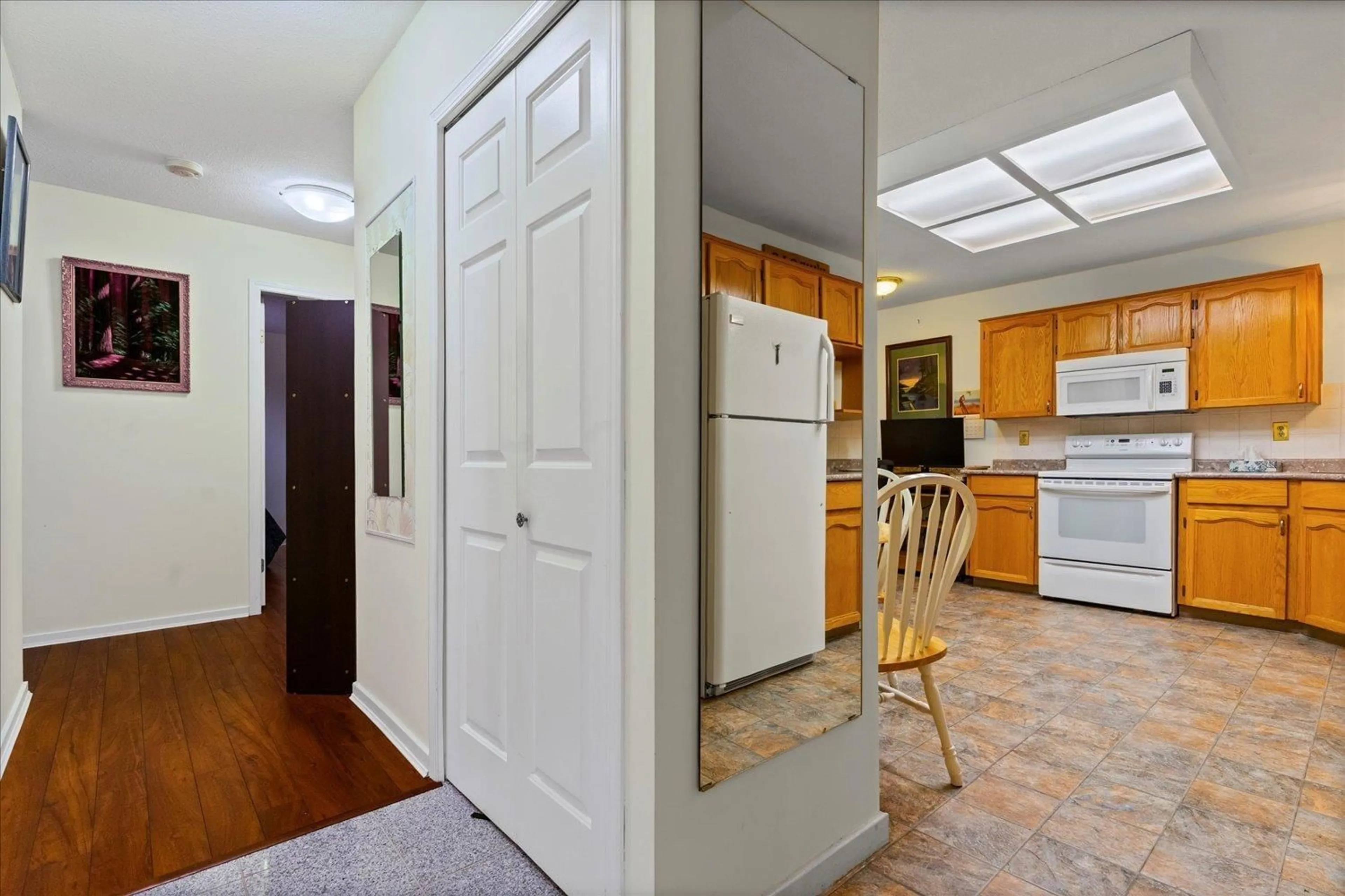 Standard kitchen, ceramic/tile floor for 113 - 33030 GEORGE FERGUSON WAY, Abbotsford British Columbia V2S6Y2