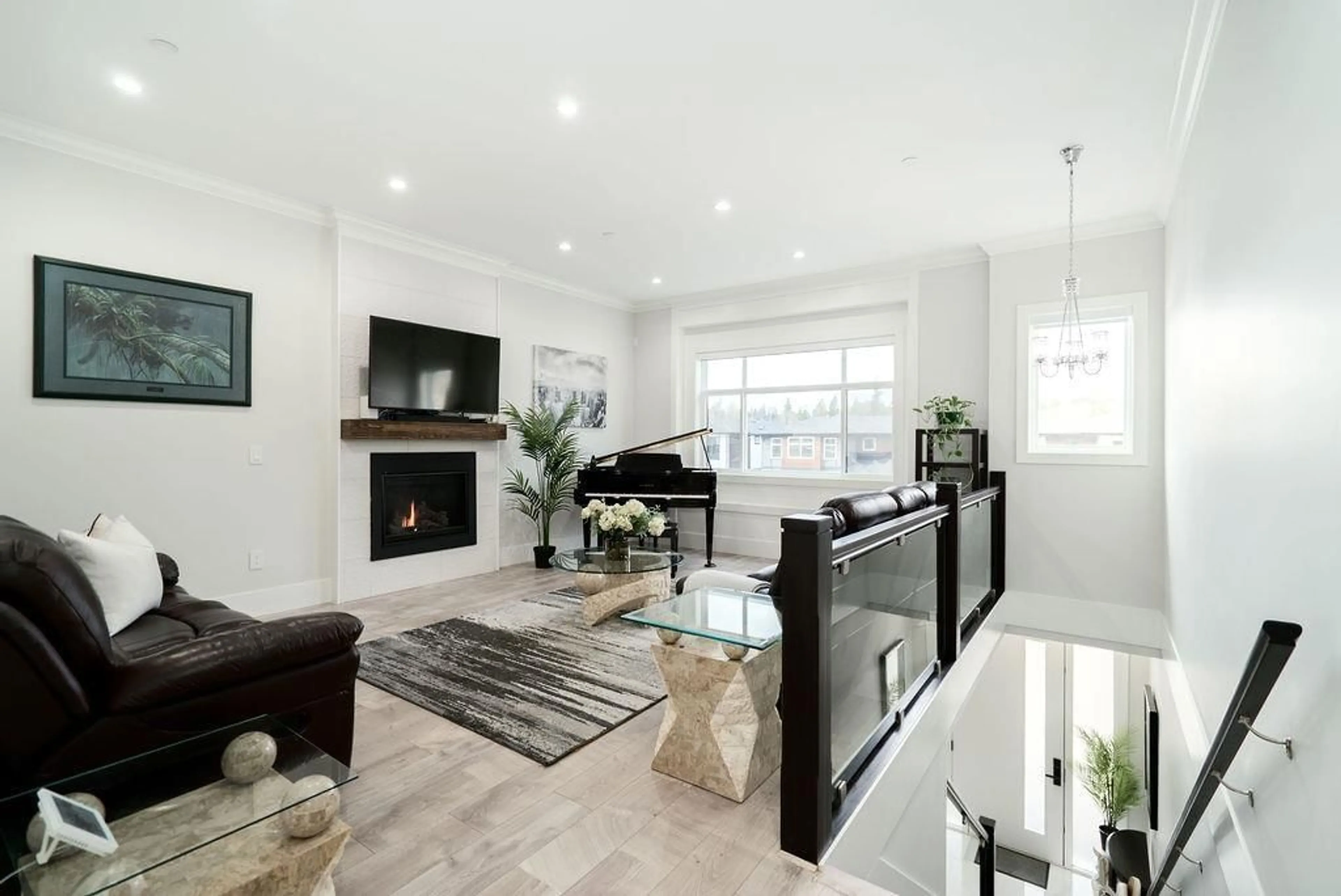 Living room with furniture, unknown for 33926 TOOLEY PLACE, Mission British Columbia V2V0G5