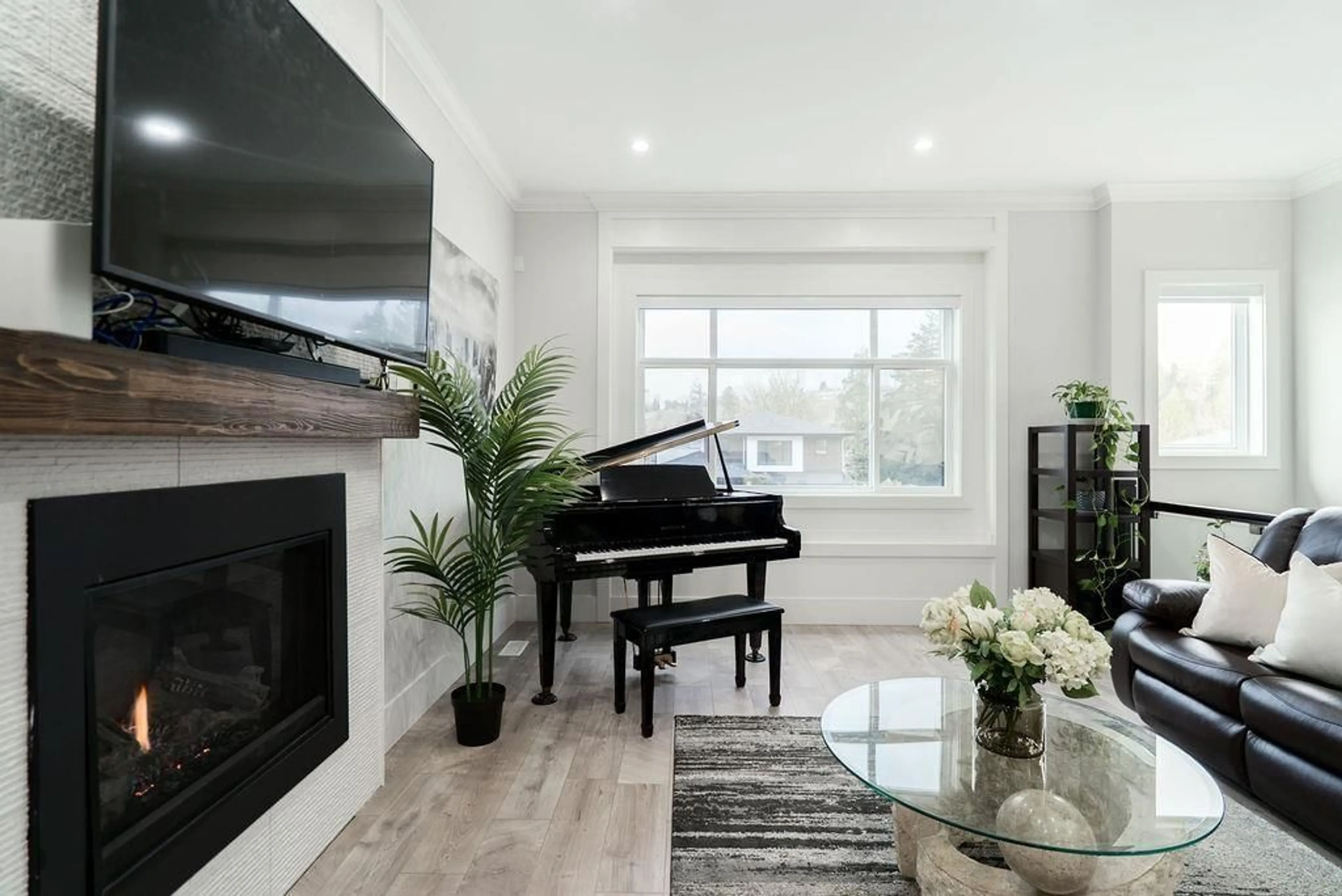 Living room with furniture, unknown for 33926 TOOLEY PLACE, Mission British Columbia V2V0G5