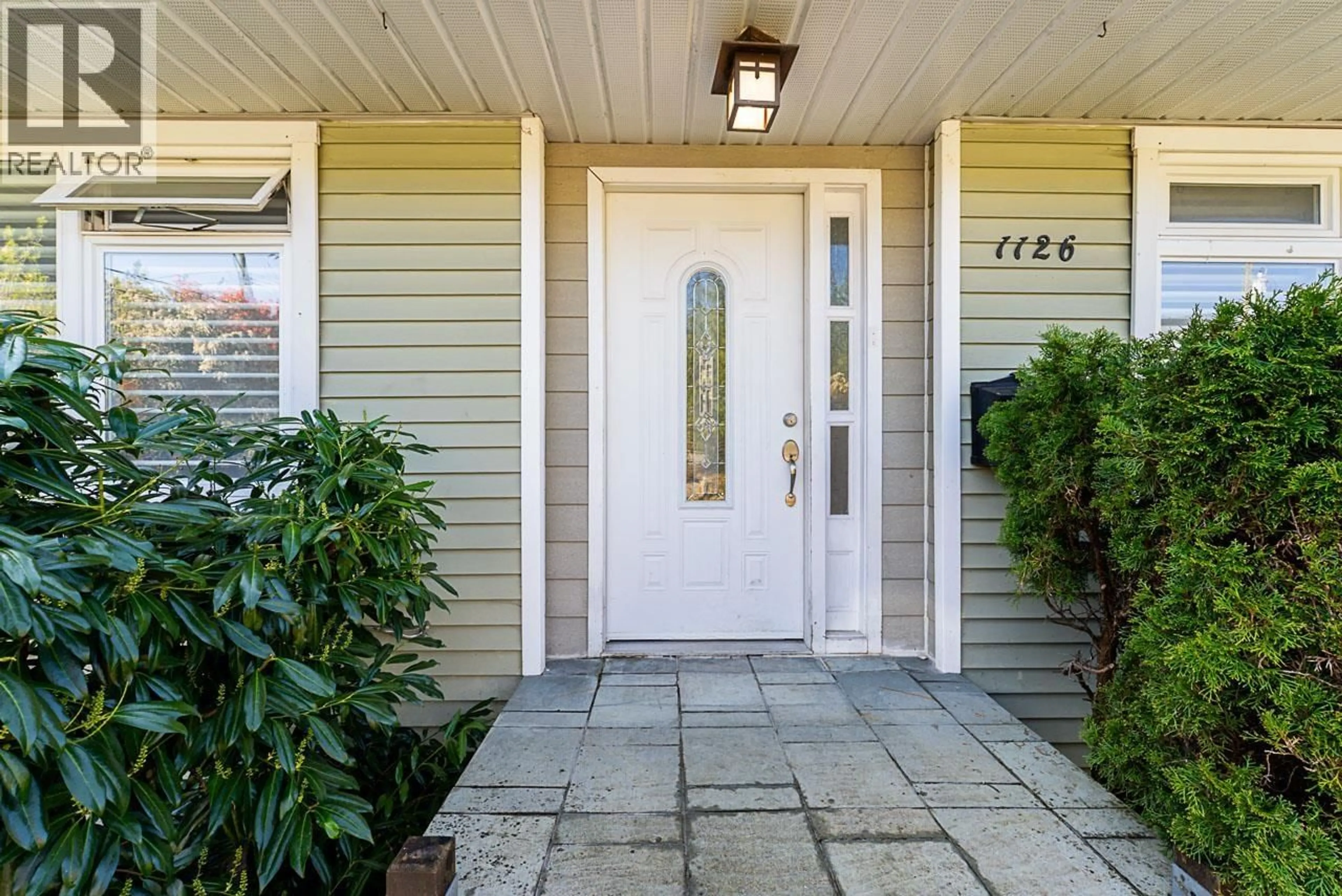 Indoor entryway for 1126 KINGS AVENUE, West Vancouver British Columbia V7T2C3