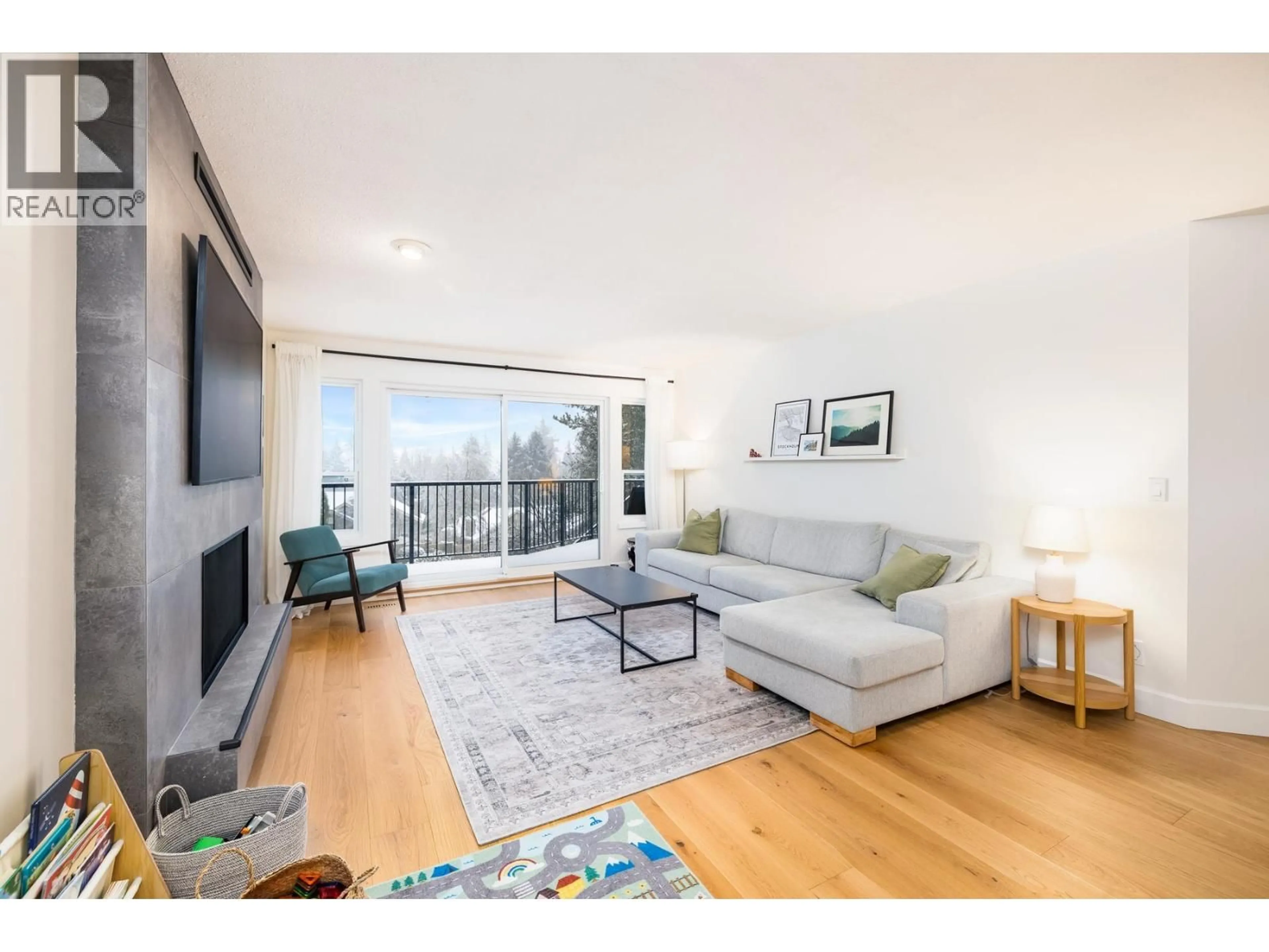 Living room with furniture, wood/laminate floor for 3985 FRAMES PLACE, North Vancouver British Columbia V7G2M5