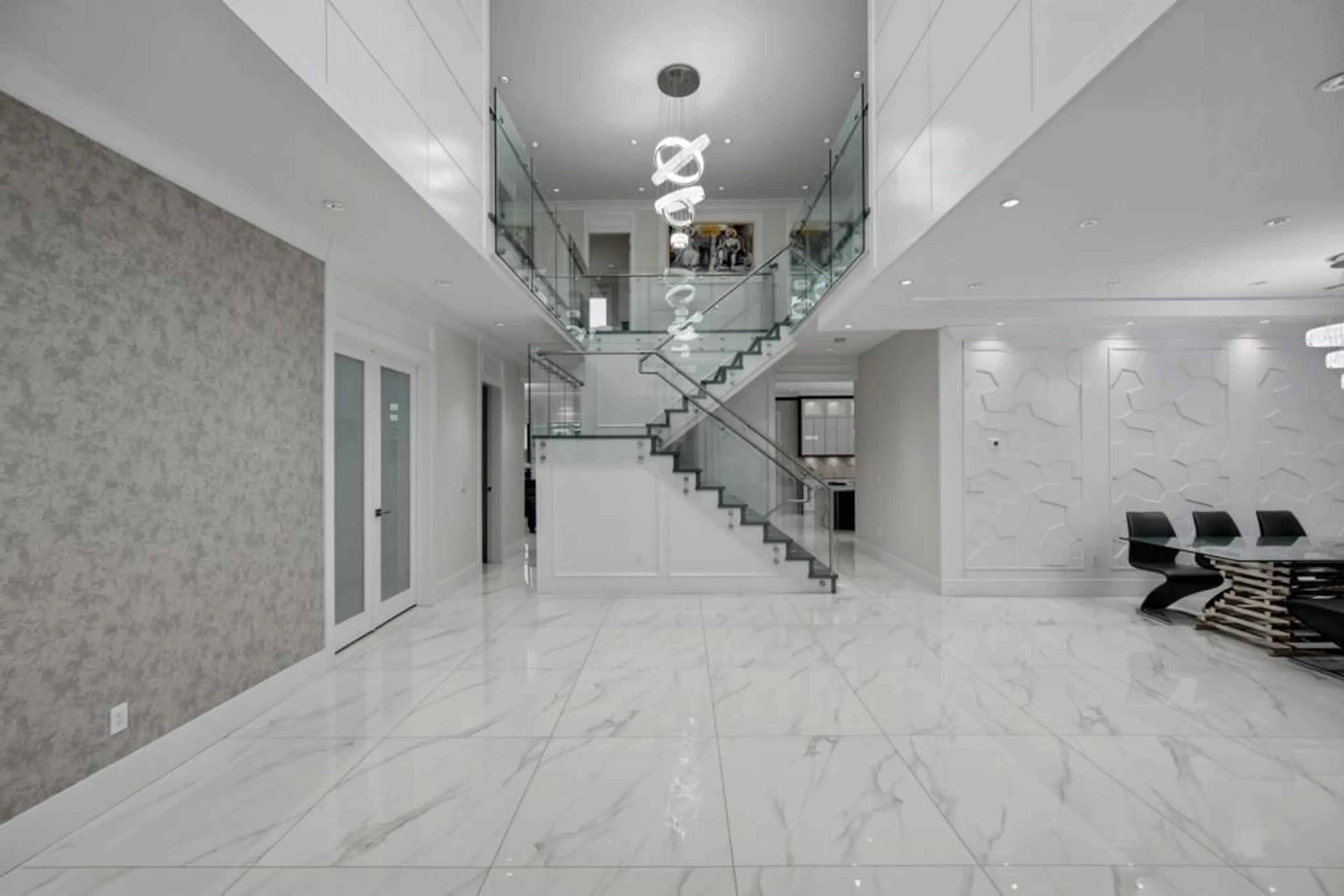 Indoor foyer for 6899 CLEVEDON DRIVE, Surrey British Columbia V3W6H6