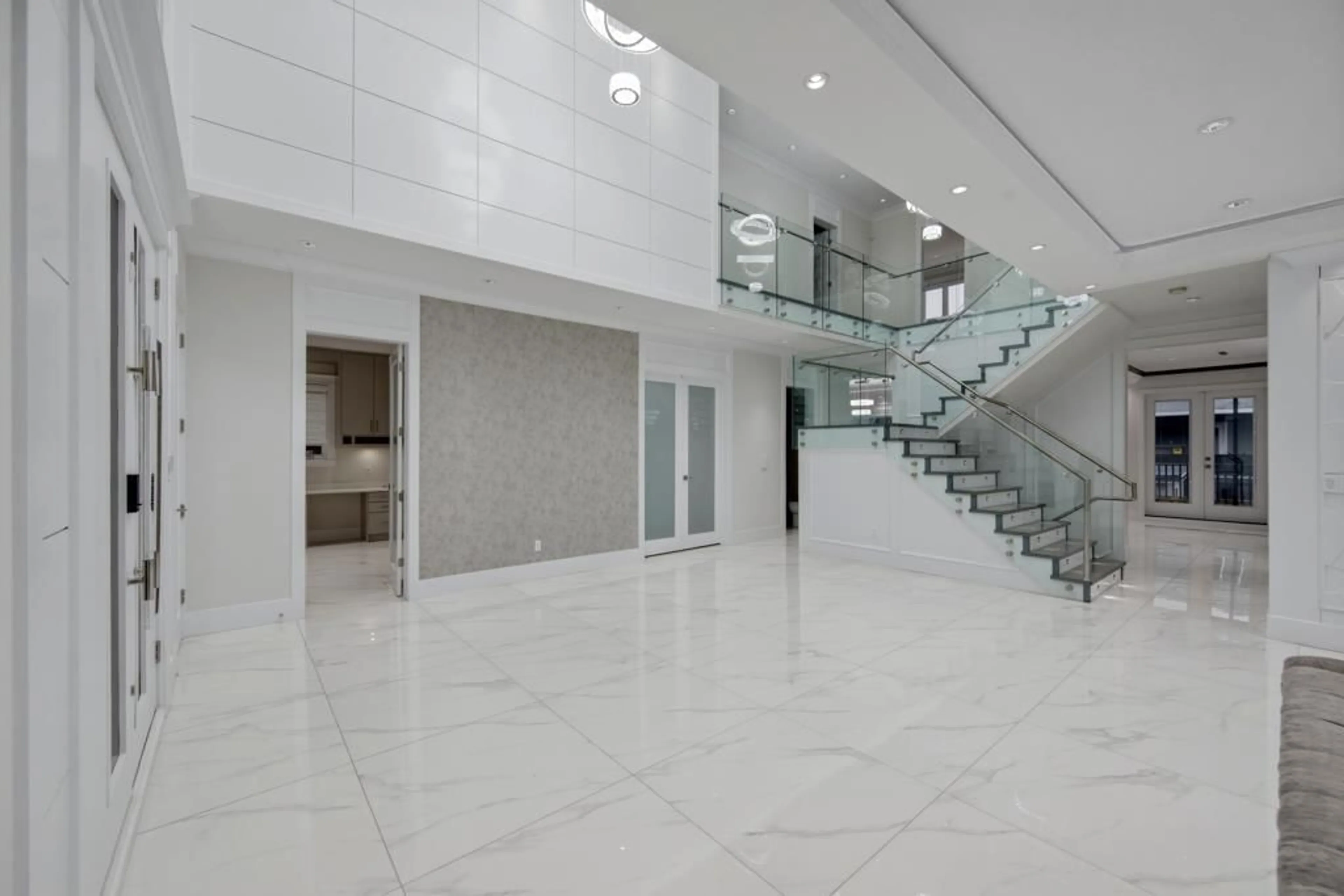 Indoor foyer for 6899 CLEVEDON DRIVE, Surrey British Columbia V3W6H6