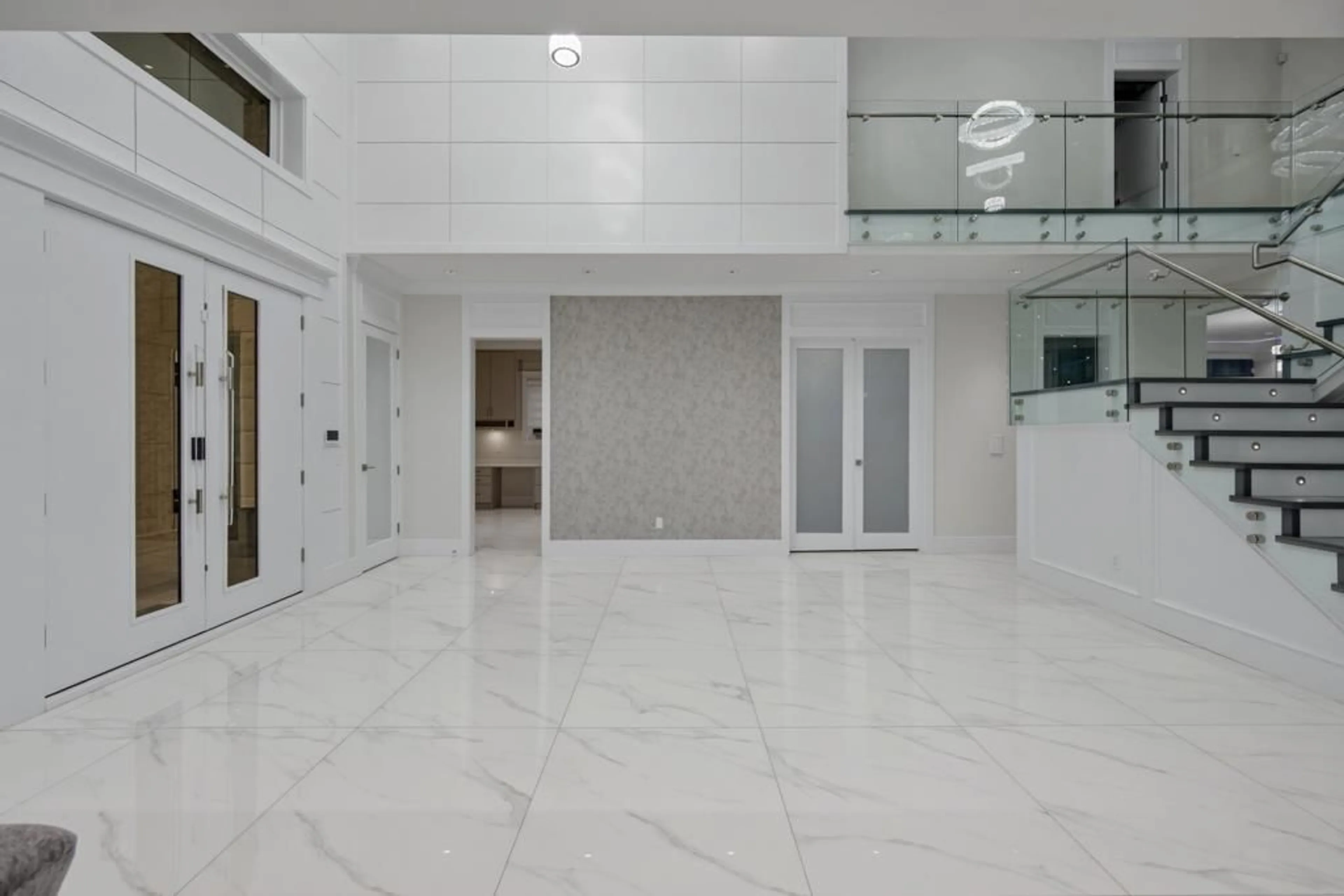 Indoor foyer for 6899 CLEVEDON DRIVE, Surrey British Columbia V3W6H6