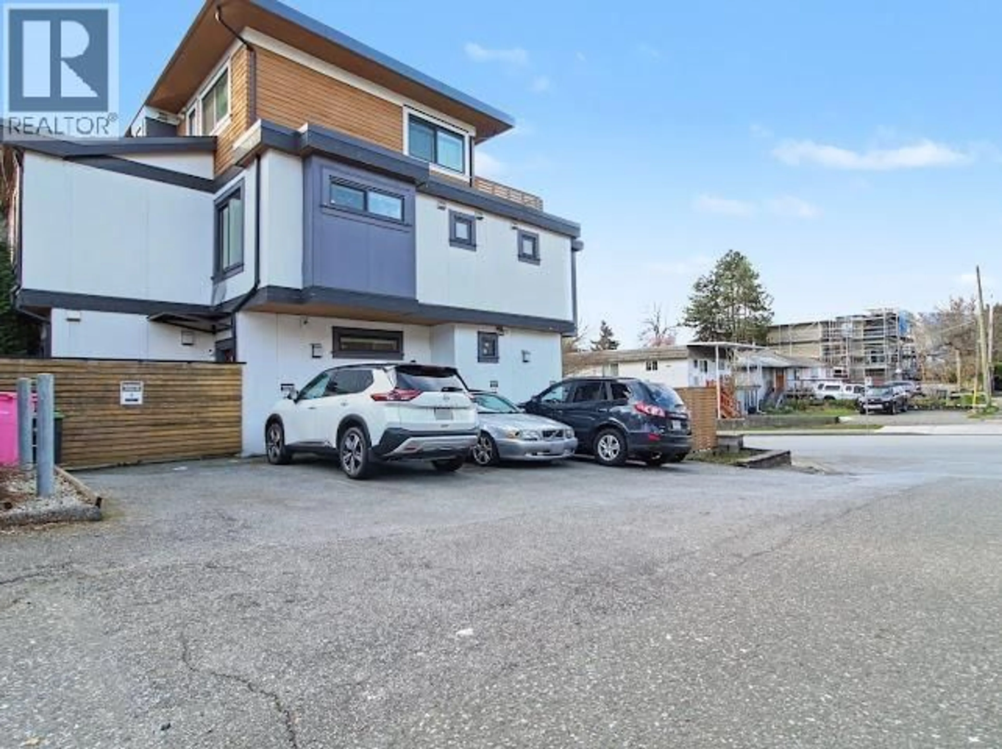 A pic from outside/outdoor area/front of a property/back of a property/a pic from drone, street for 2412 DUNDAS STREET, Vancouver British Columbia V5K1P6