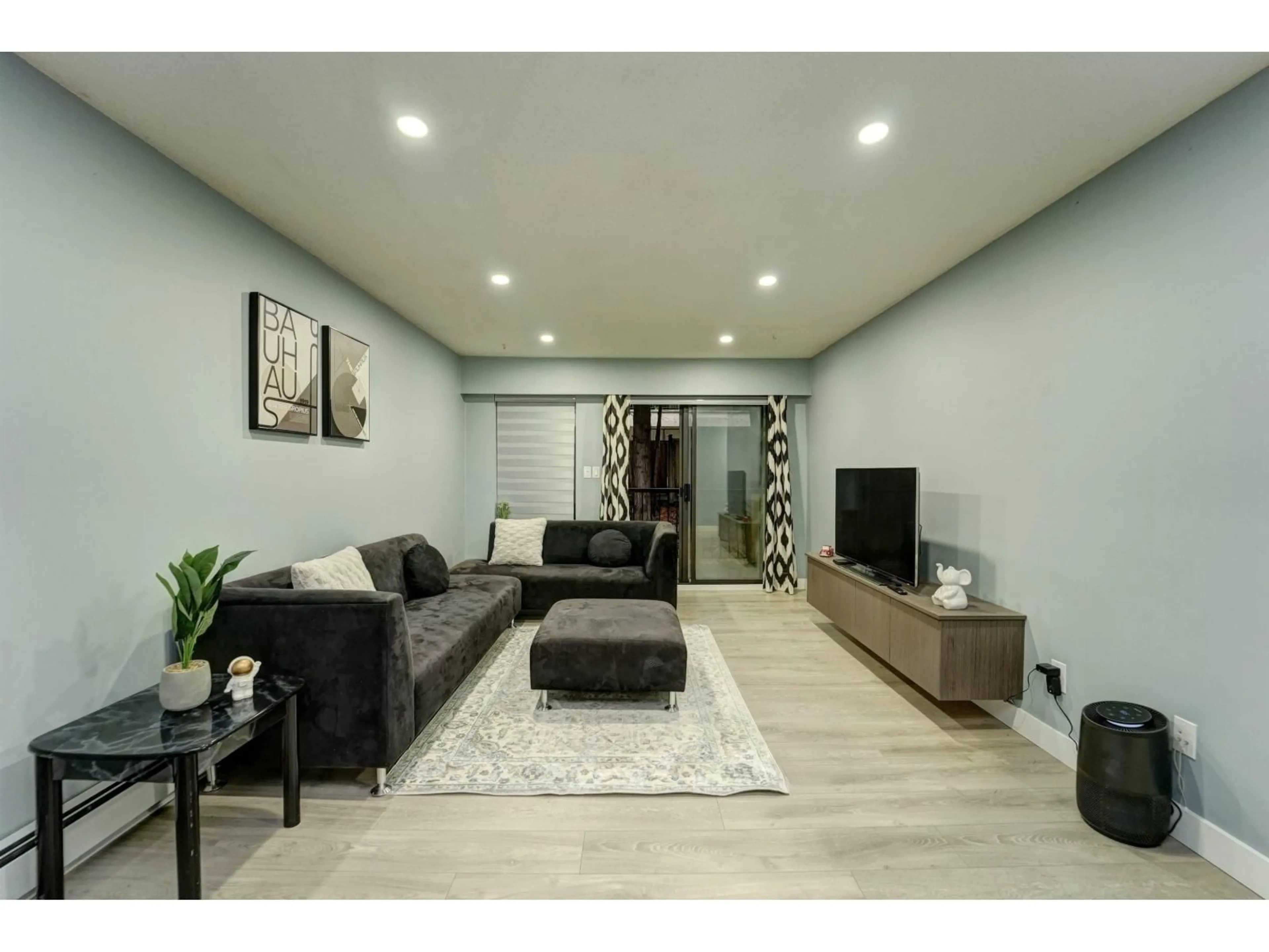 Living room with furniture, unknown for 202 - 33450 GEORGE FERGUSON WAY, Abbotsford British Columbia V2S2L8