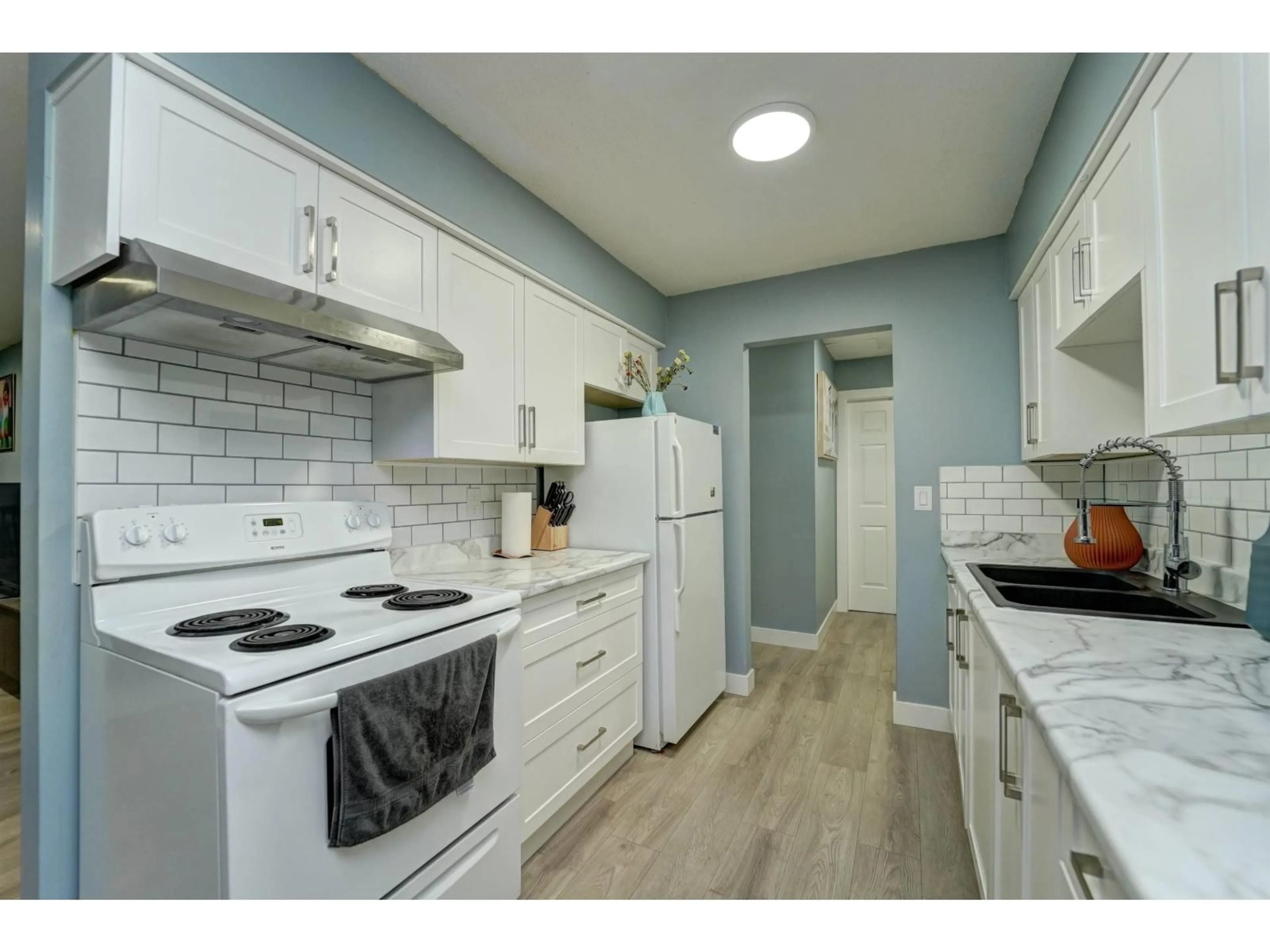 Standard kitchen, unknown for 202 - 33450 GEORGE FERGUSON WAY, Abbotsford British Columbia V2S2L8