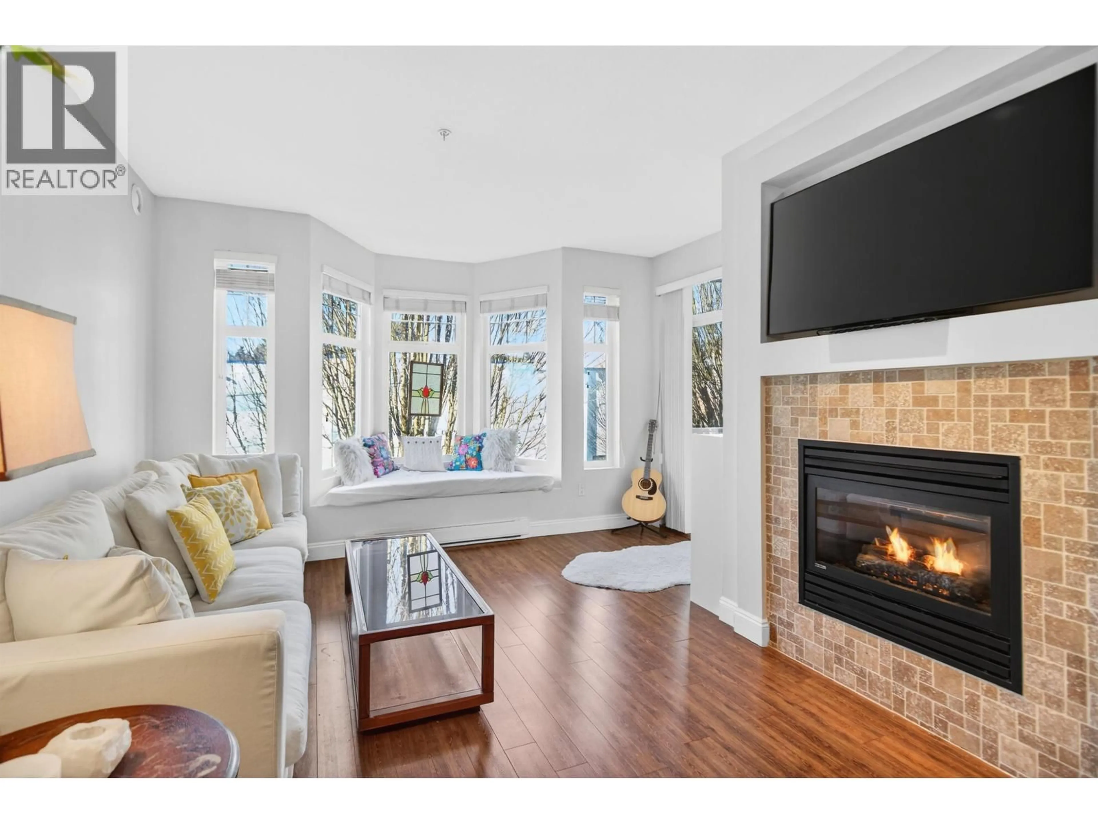 Living room with furniture, unknown for 304 - 588 TWELFTH STREET, New Westminster British Columbia V3M4H9