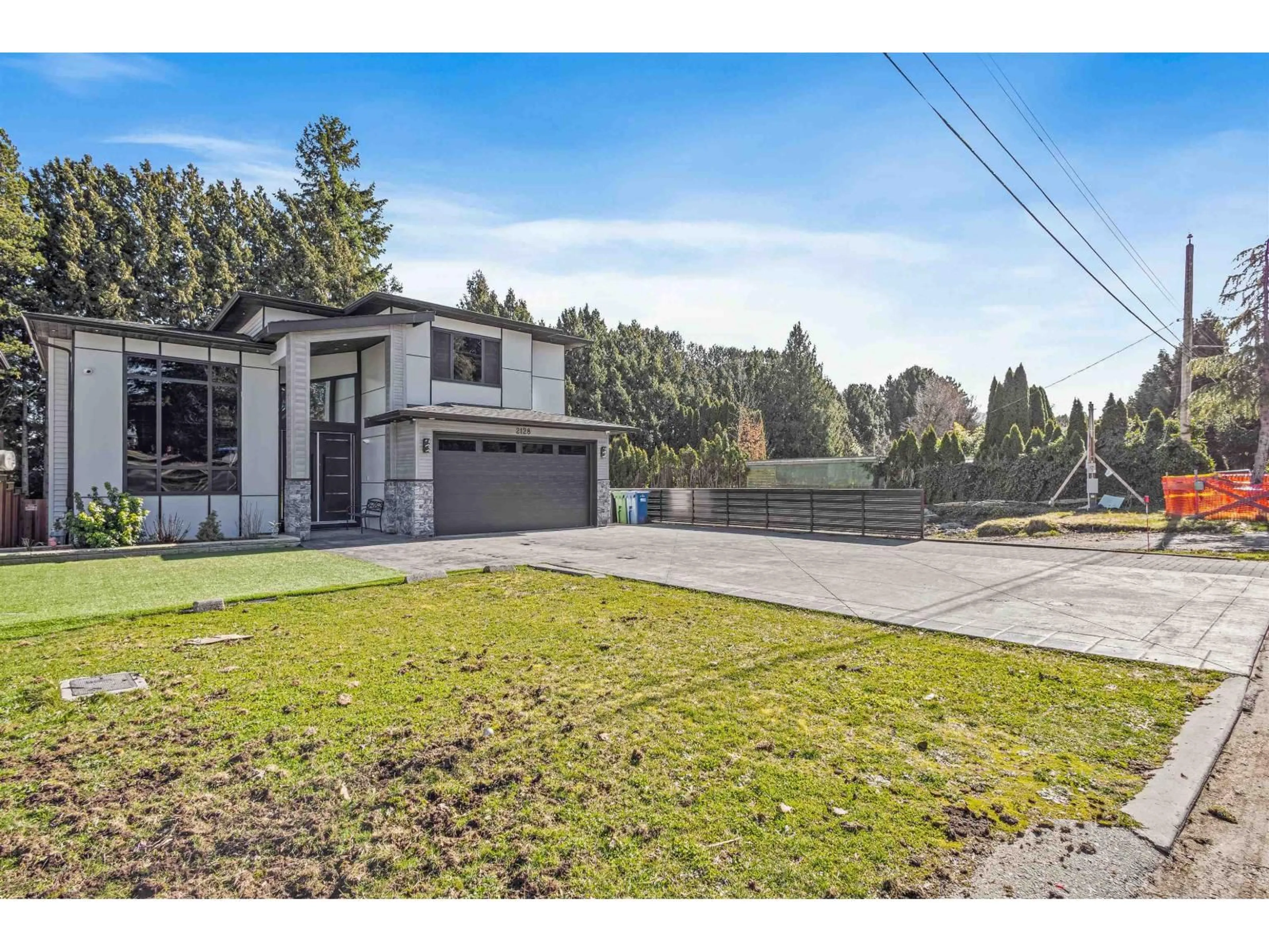 A pic from outside/outdoor area/front of a property/back of a property/a pic from drone, street for 2128 OAKRIDGE CRESCENT, Abbotsford British Columbia V2T6A8