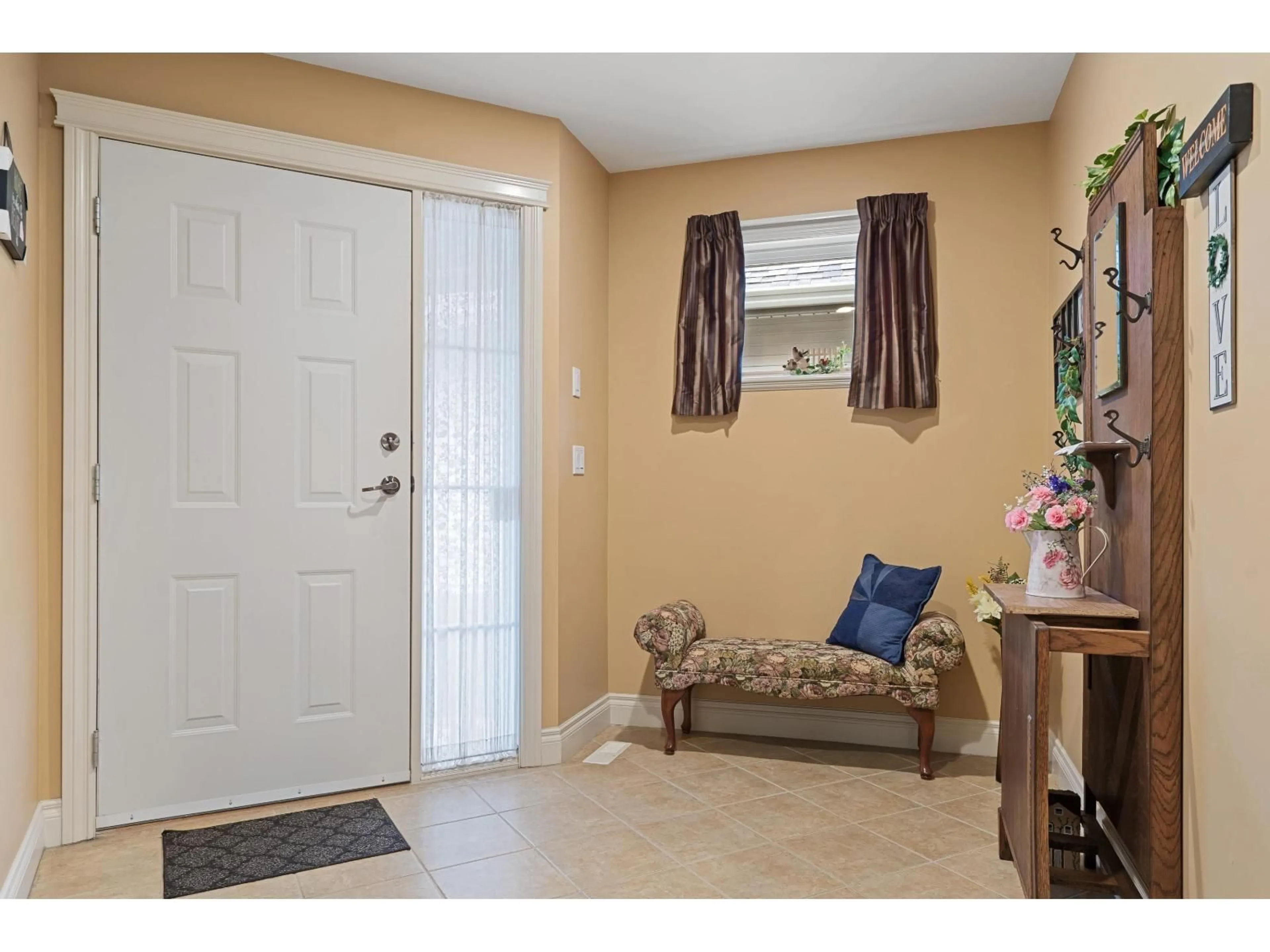 Indoor entryway for 13 - 45819 STEVENSON ROAD, Chilliwack British Columbia V2R5T4