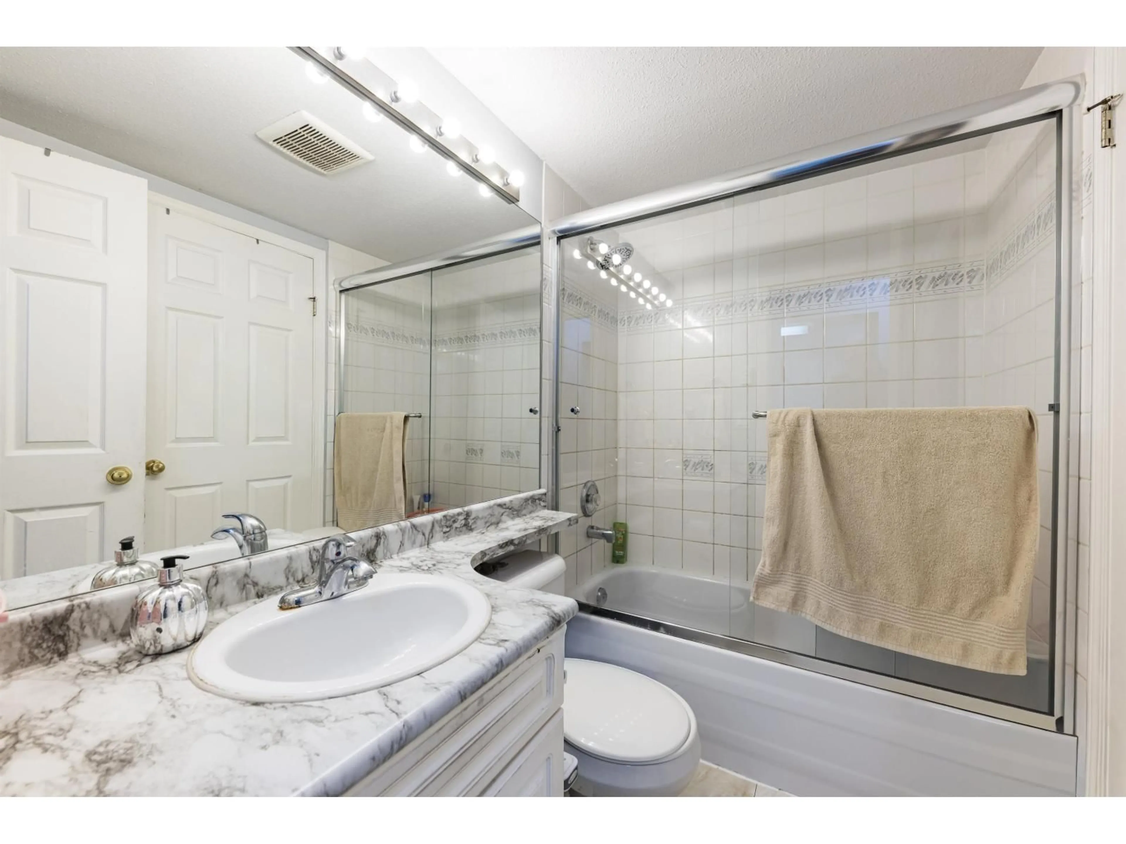 Standard bathroom, ceramic/tile floor for 118 - 8068 120A STREET, Surrey British Columbia V3W3P3
