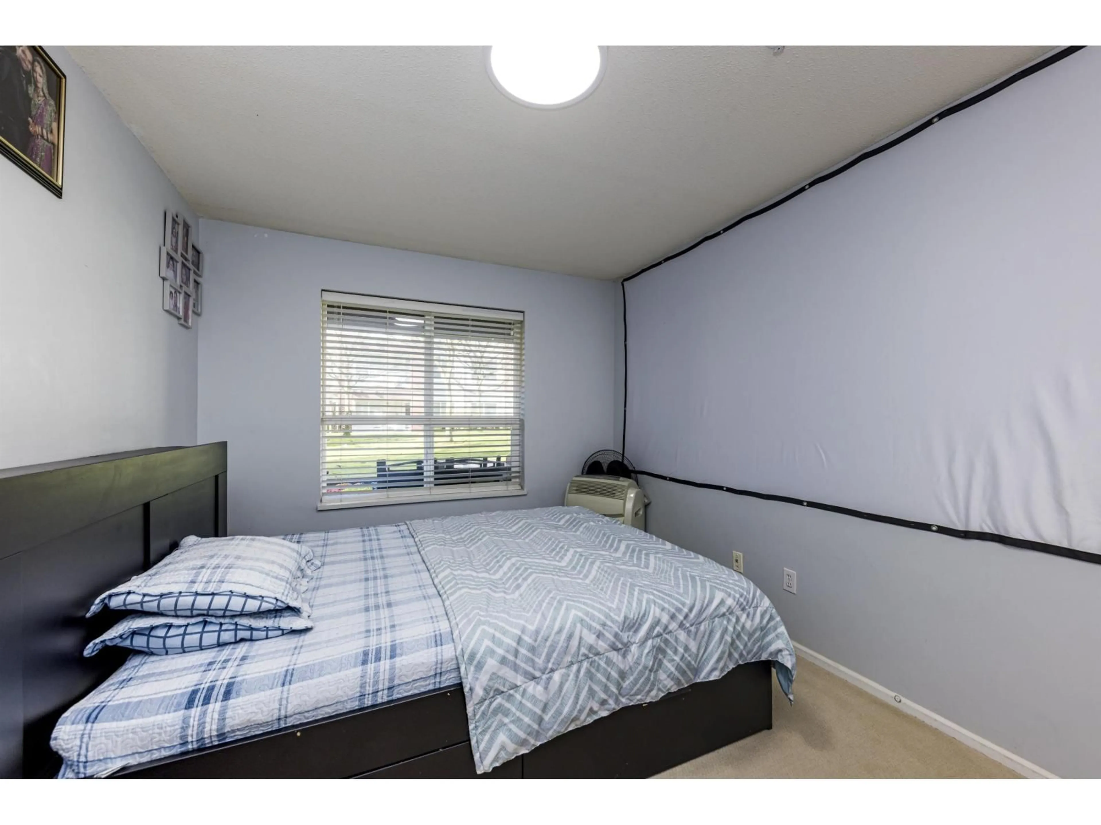 Bedroom with bed, wood/laminate floor for 118 - 8068 120A STREET, Surrey British Columbia V3W3P3