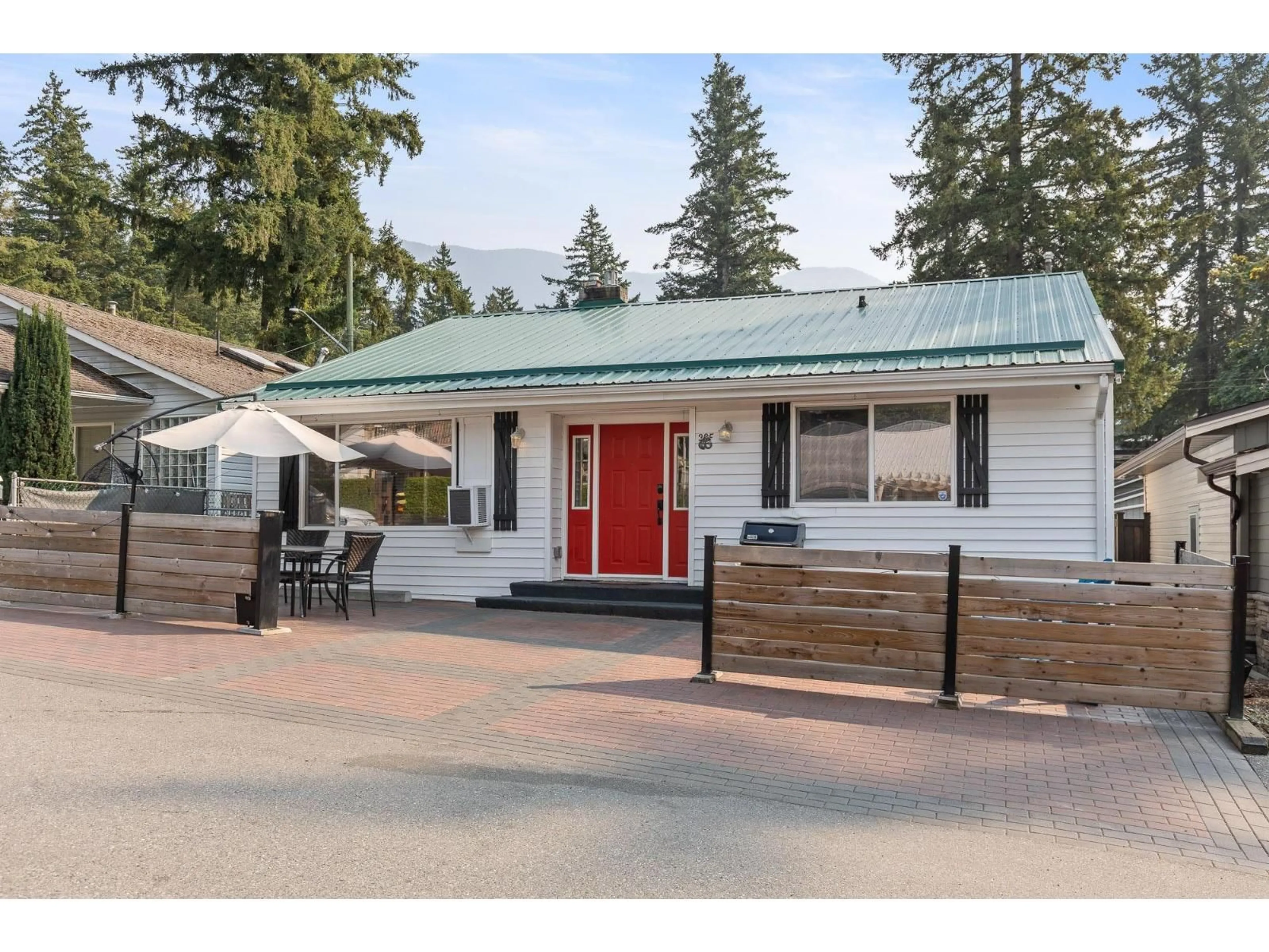 Patio, street for 395 ALDER STREET, Cultus Lake British Columbia V2R4Z1