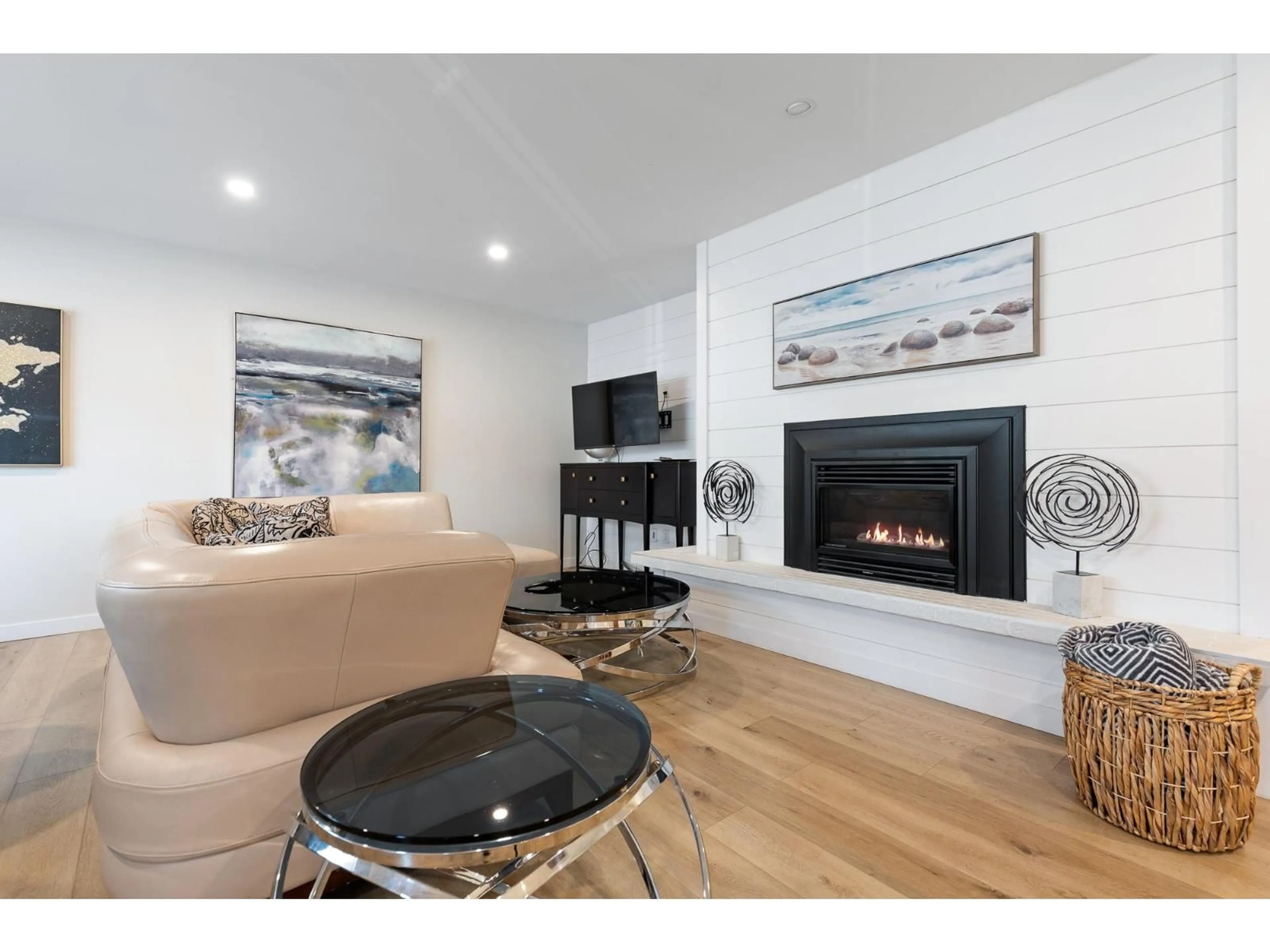 Living room with furniture, wood/laminate floor for 395 ALDER STREET, Cultus Lake British Columbia V2R4Z1