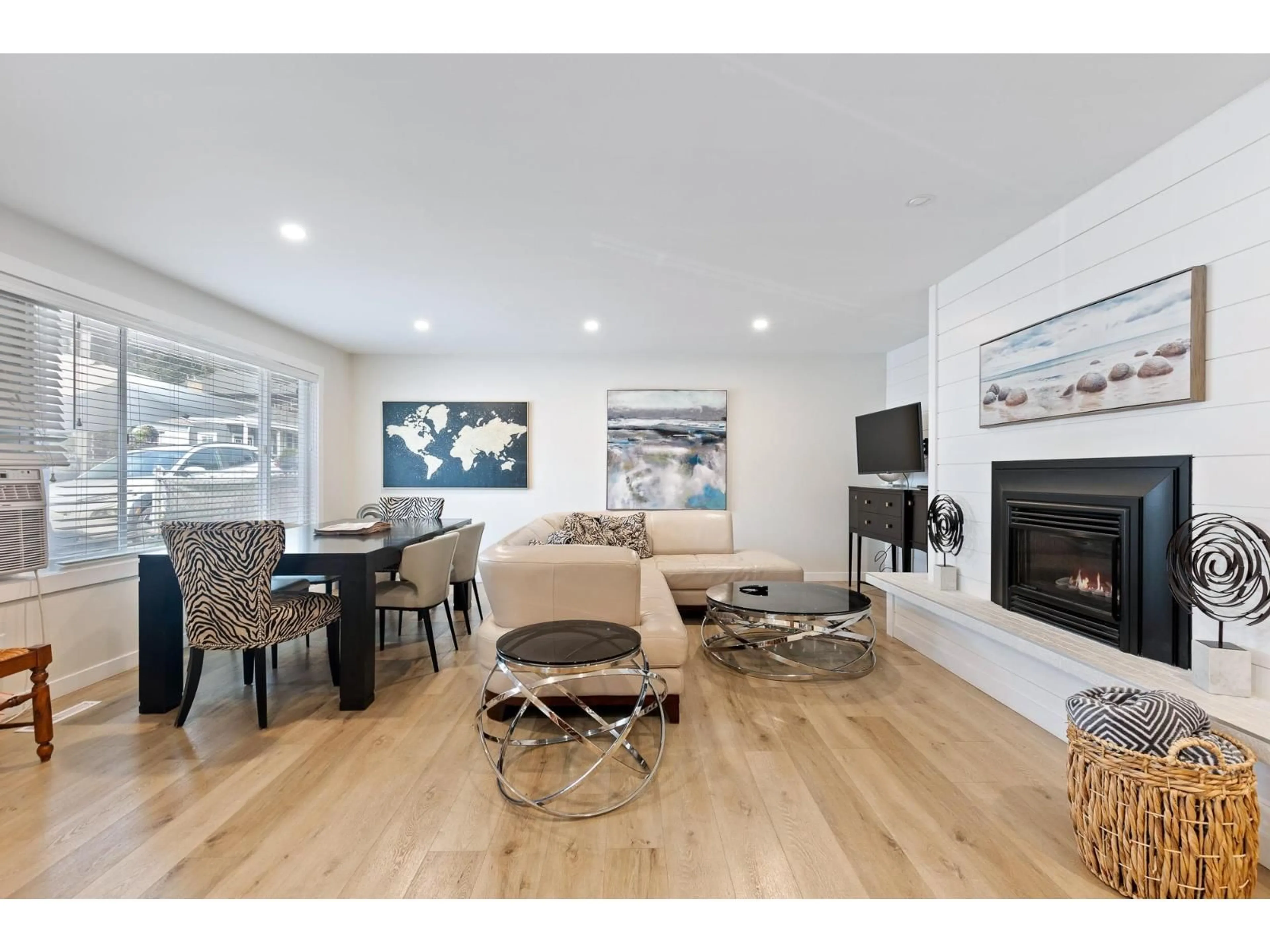 Living room with furniture, wood/laminate floor for 395 ALDER STREET, Cultus Lake British Columbia V2R4Z1