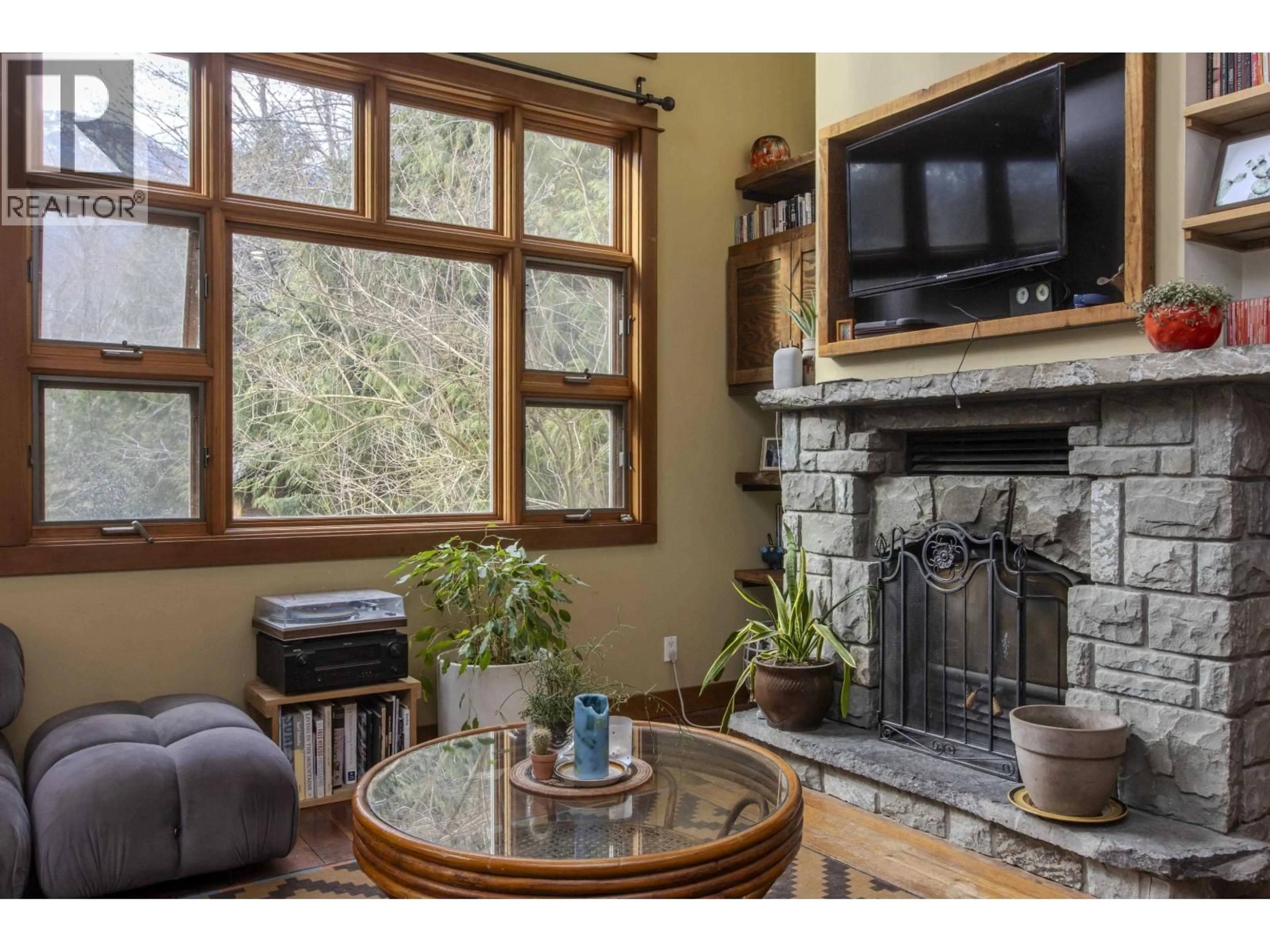 Living room with furniture, unknown for 41645 GOVERNMENT ROAD, Squamish British Columbia V0N1H0