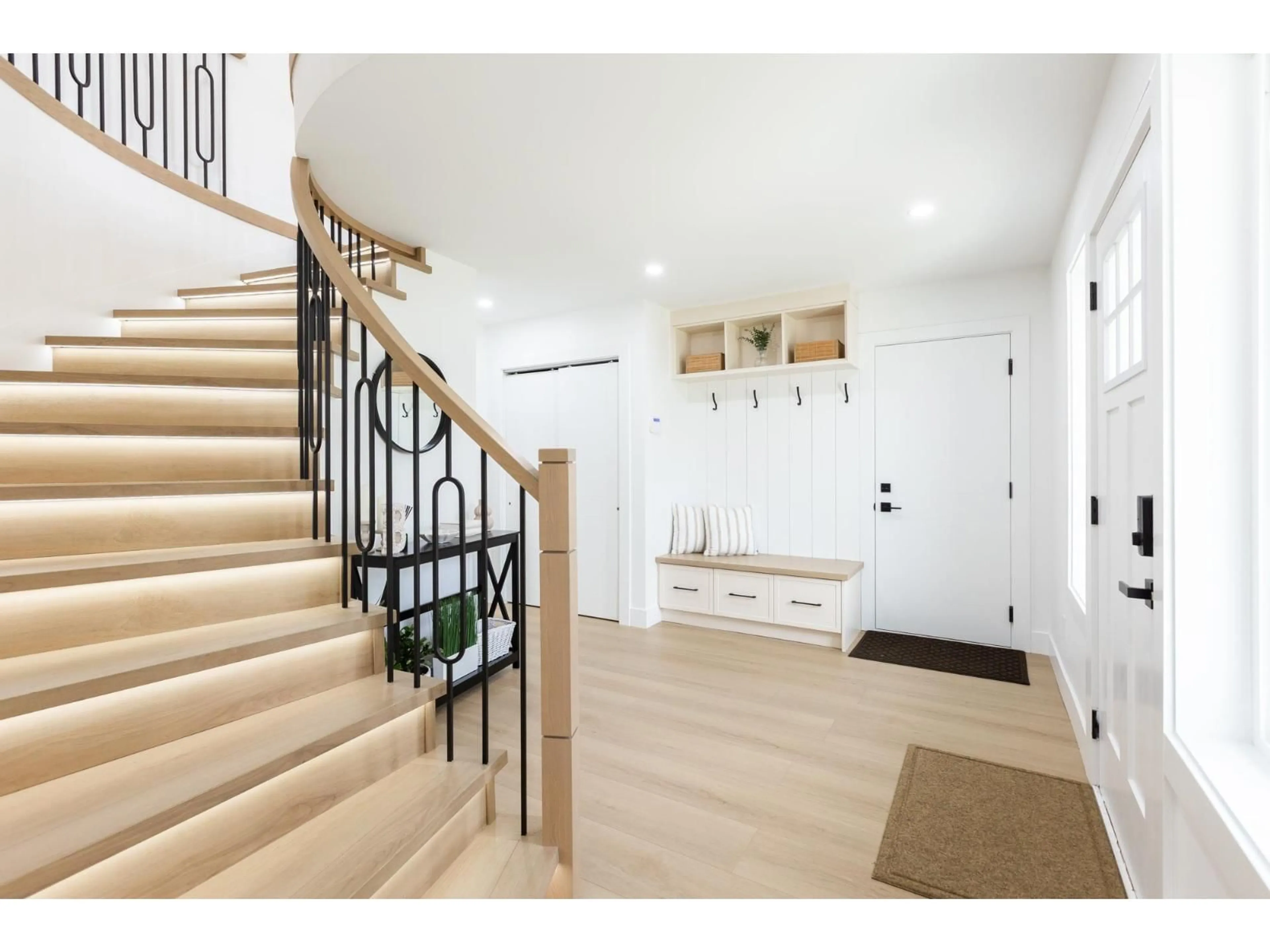 Indoor entryway for 1830 126 STREET, Surrey British Columbia V4A3P5