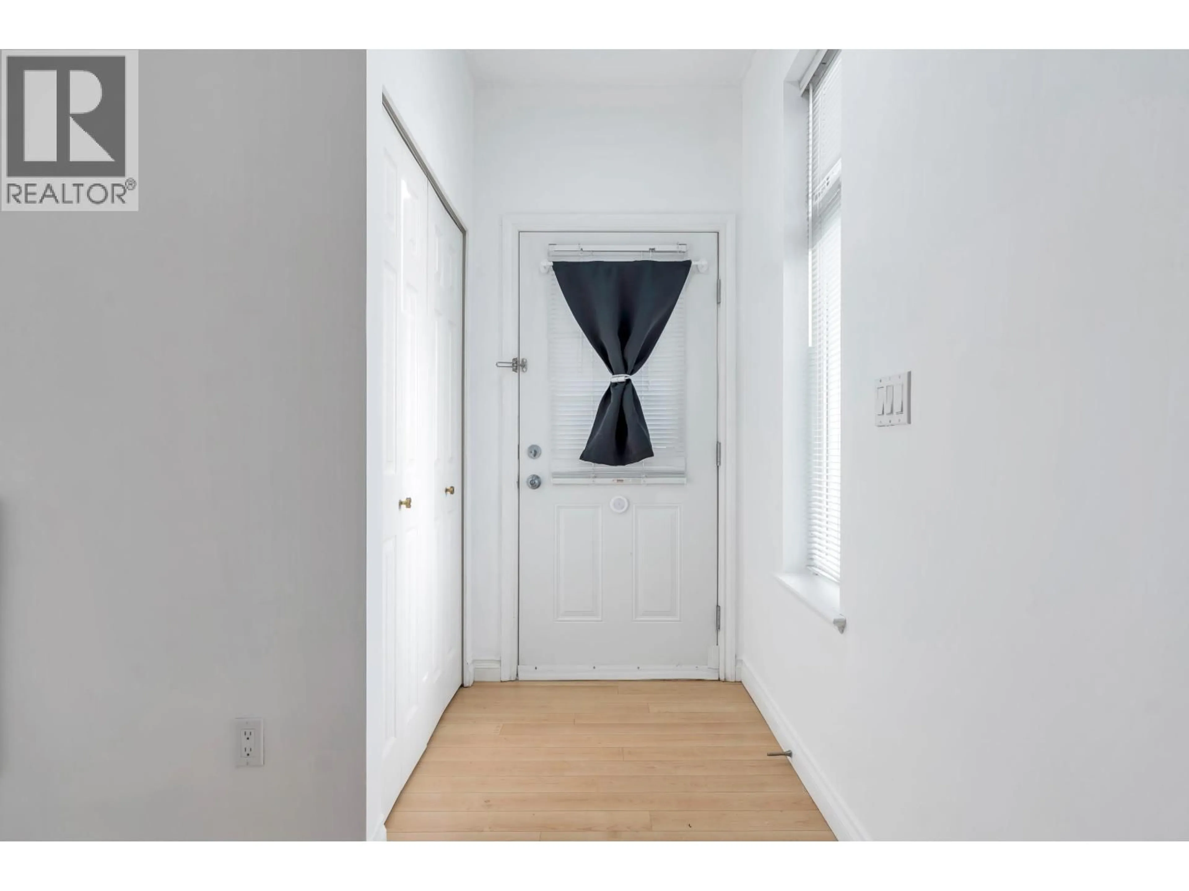 Indoor entryway for 119 - 7333 16TH AVENUE, Burnaby British Columbia V3N0A8