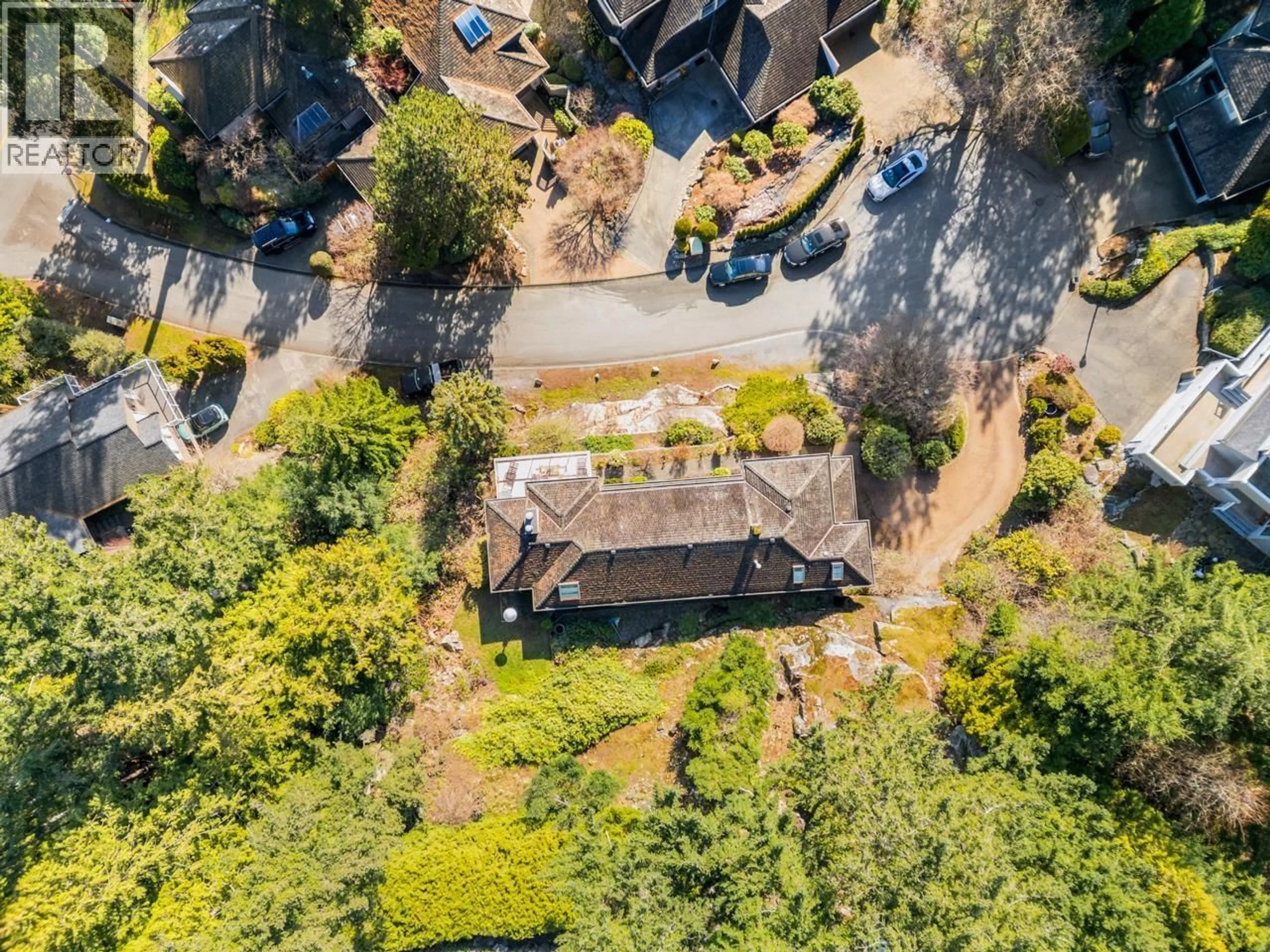 A pic from outside/outdoor area/front of a property/back of a property/a pic from drone, street for 4815 HEADLAND CLOSE, West Vancouver British Columbia V7W3C2