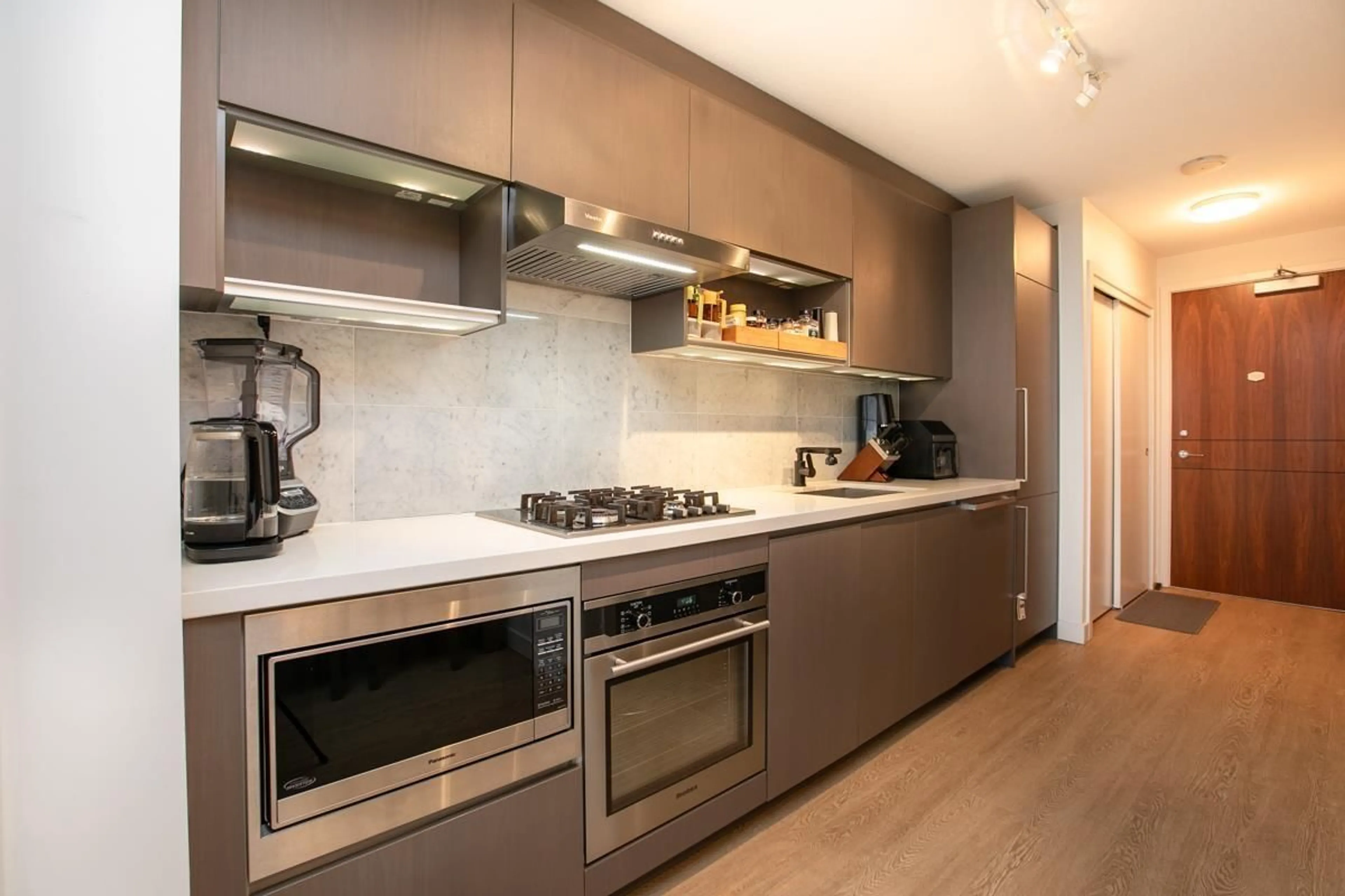 Standard kitchen, wood/laminate floor for 1805 - 13696 100 AVENUE, Surrey British Columbia V3T0L5