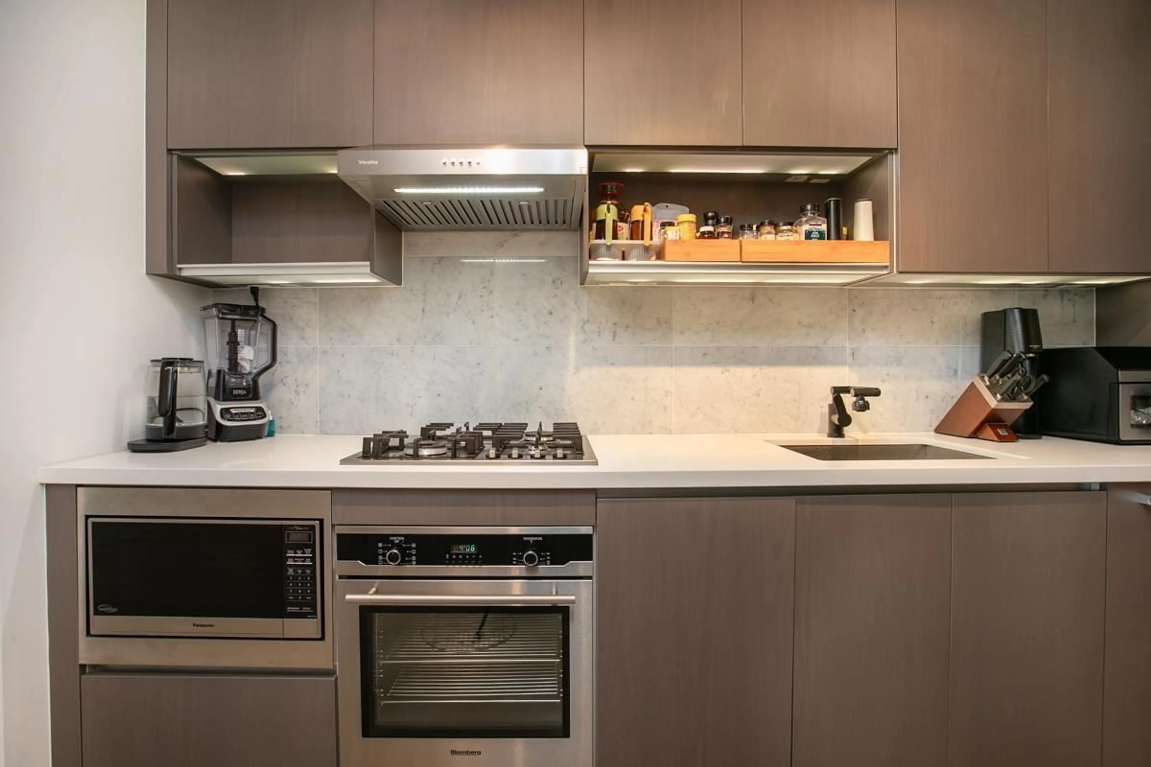 Standard kitchen, unknown for 1805 - 13696 100 AVENUE, Surrey British Columbia V3T0L5