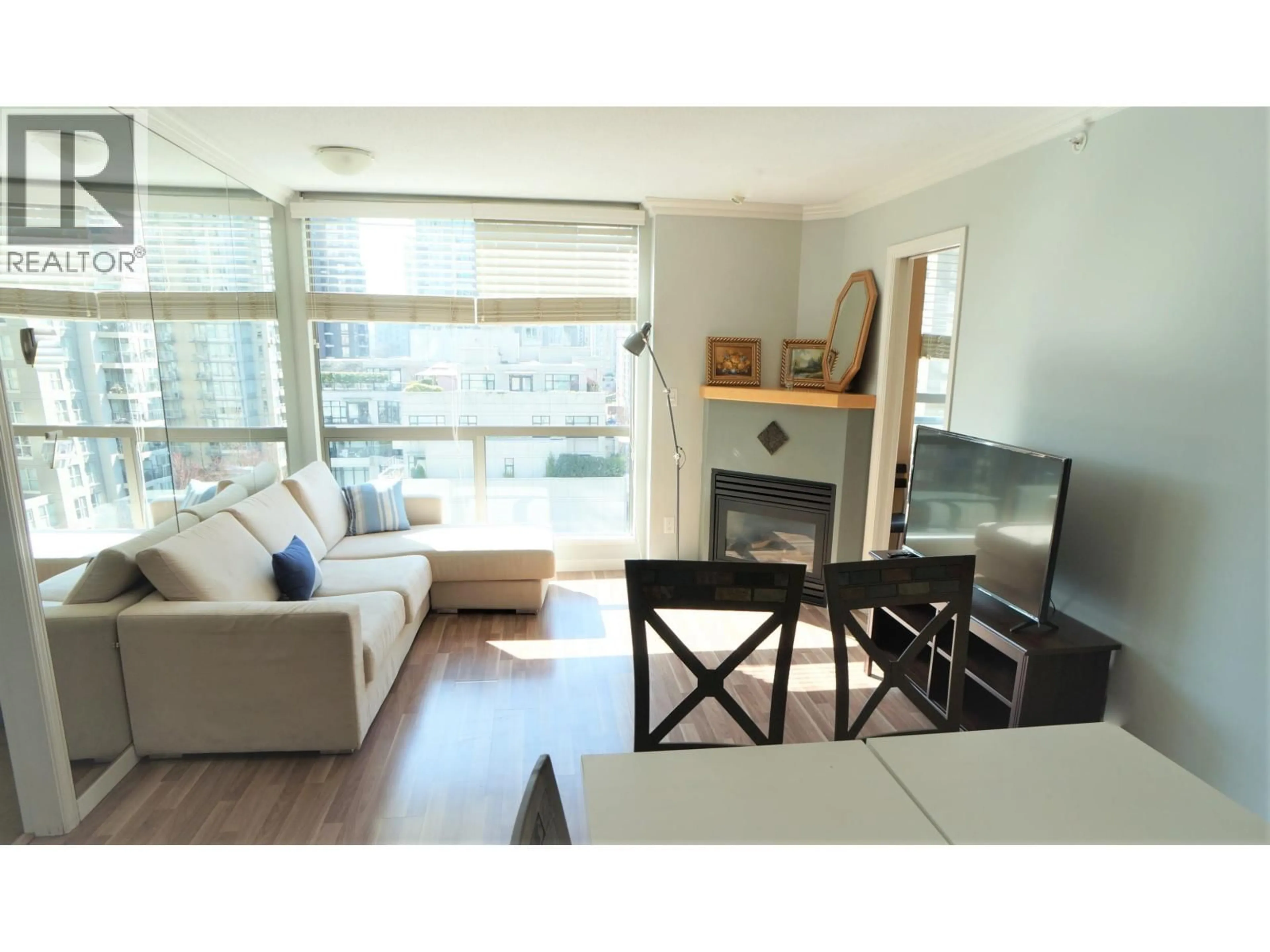 Living room with furniture, wood/laminate floor for 906 - 928 RICHARDS STREET, Vancouver British Columbia V6B6P6