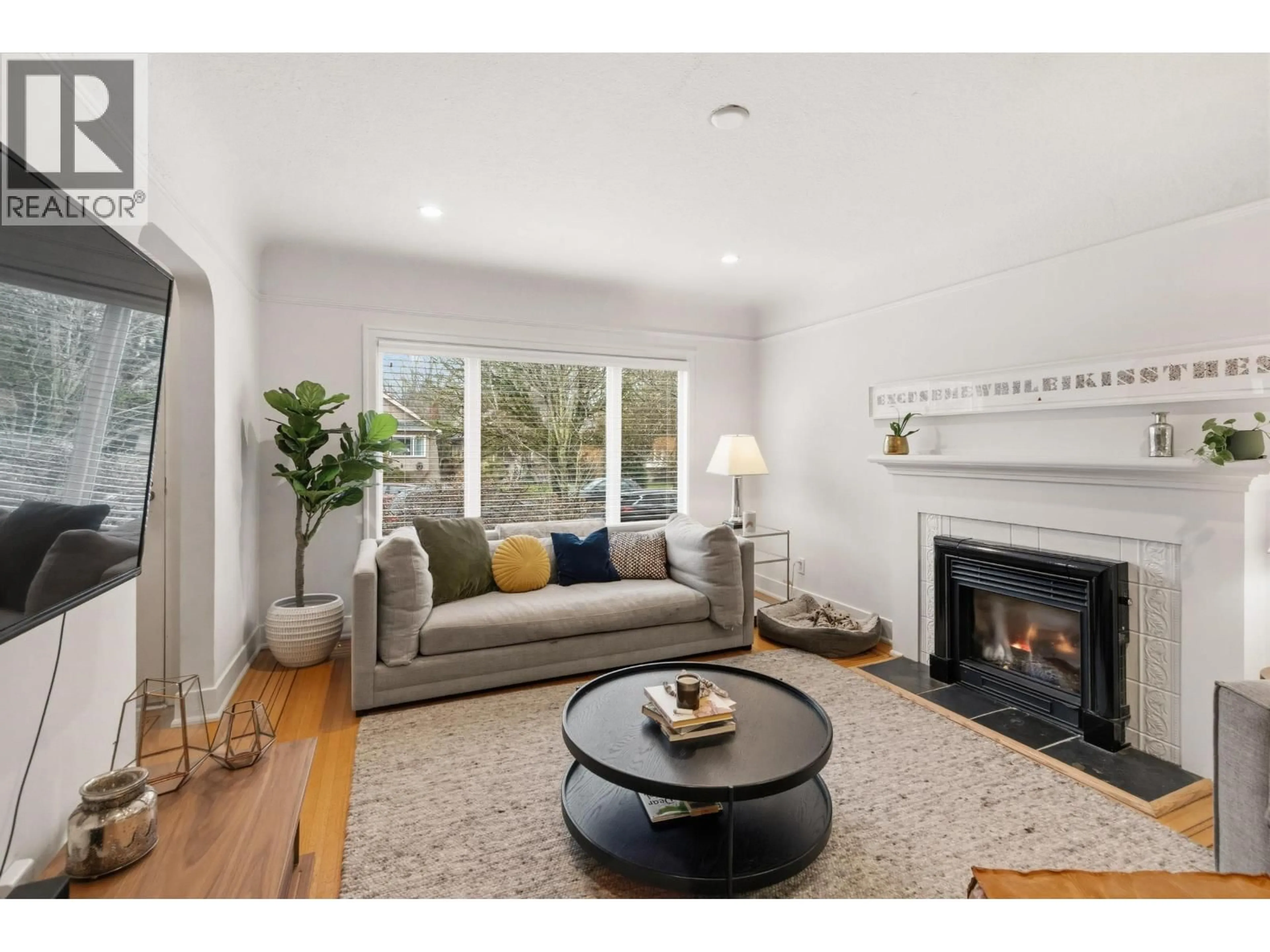 Living room with furniture, wood/laminate floor for 2960 33RD AVENUE, Vancouver British Columbia V6N2G5