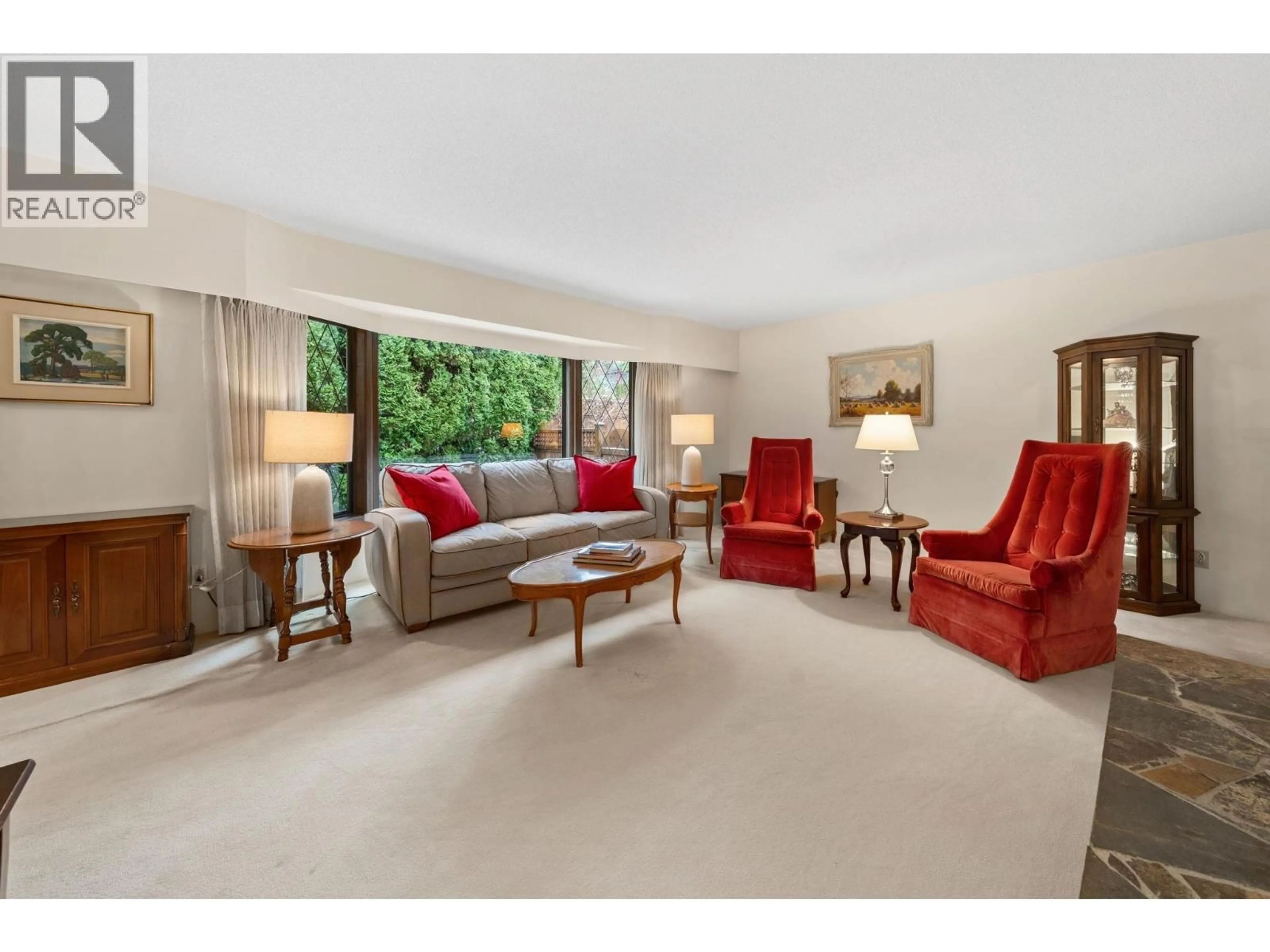 Living room with furniture, carpet floor for 4877 CEDARCREST AVENUE, North Vancouver British Columbia V7R3R6