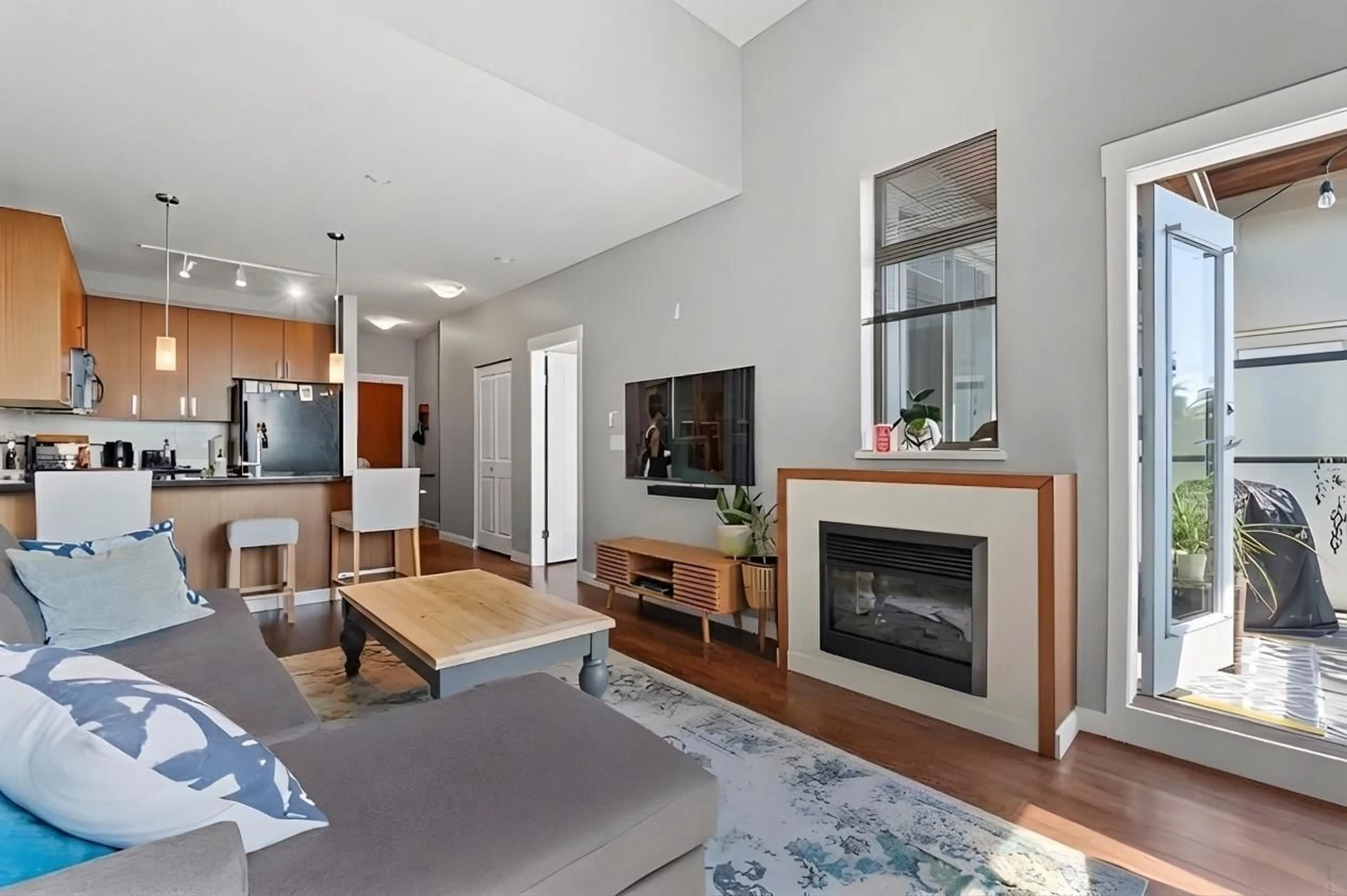 Living room with furniture, wood/laminate floor for 421 - 15918 26 AVENUE, Surrey British Columbia V3Z5K3