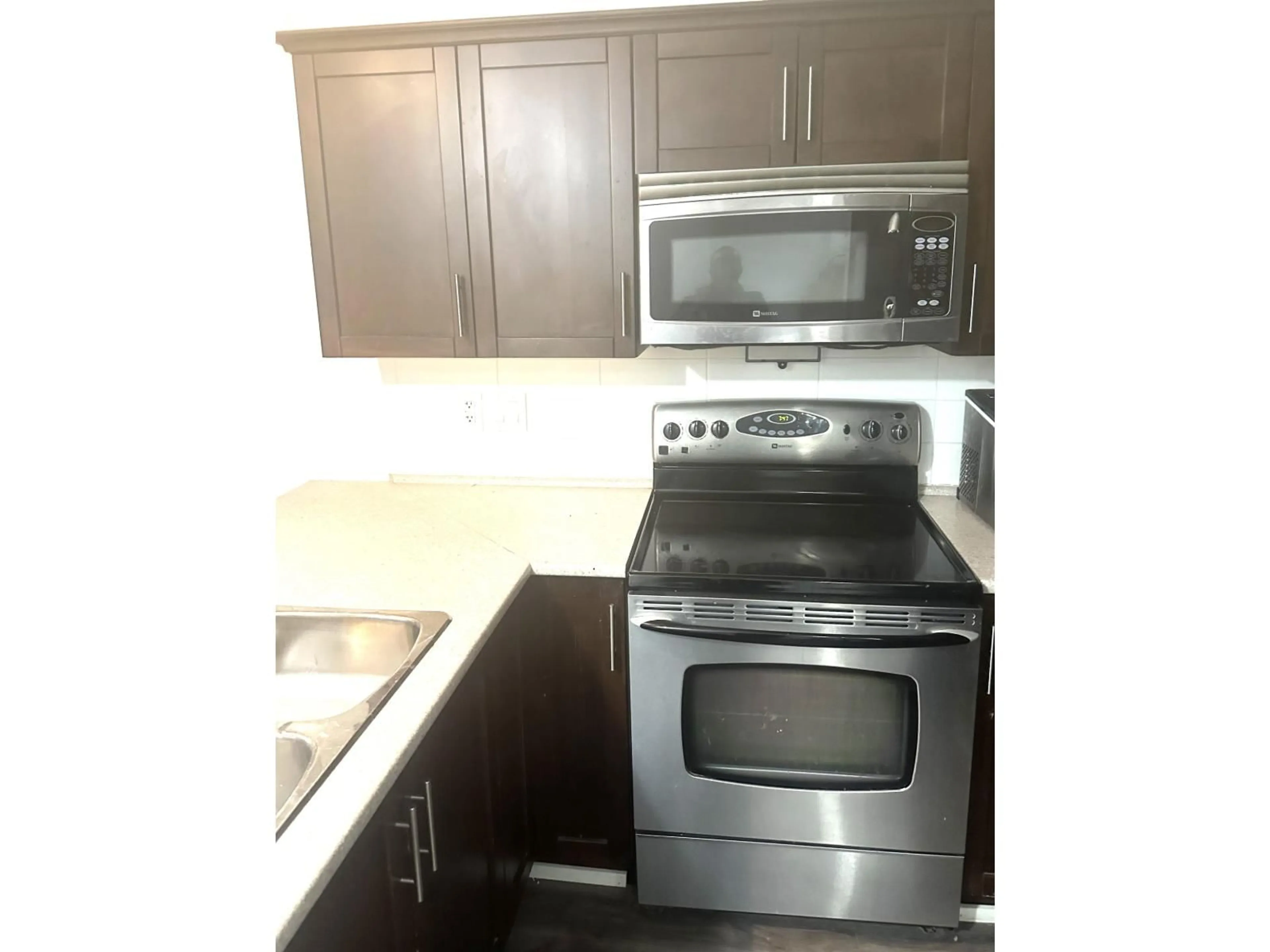 Standard kitchen, unknown for 301 - 46289 YALE ROAD, Chilliwack British Columbia V2P0B9