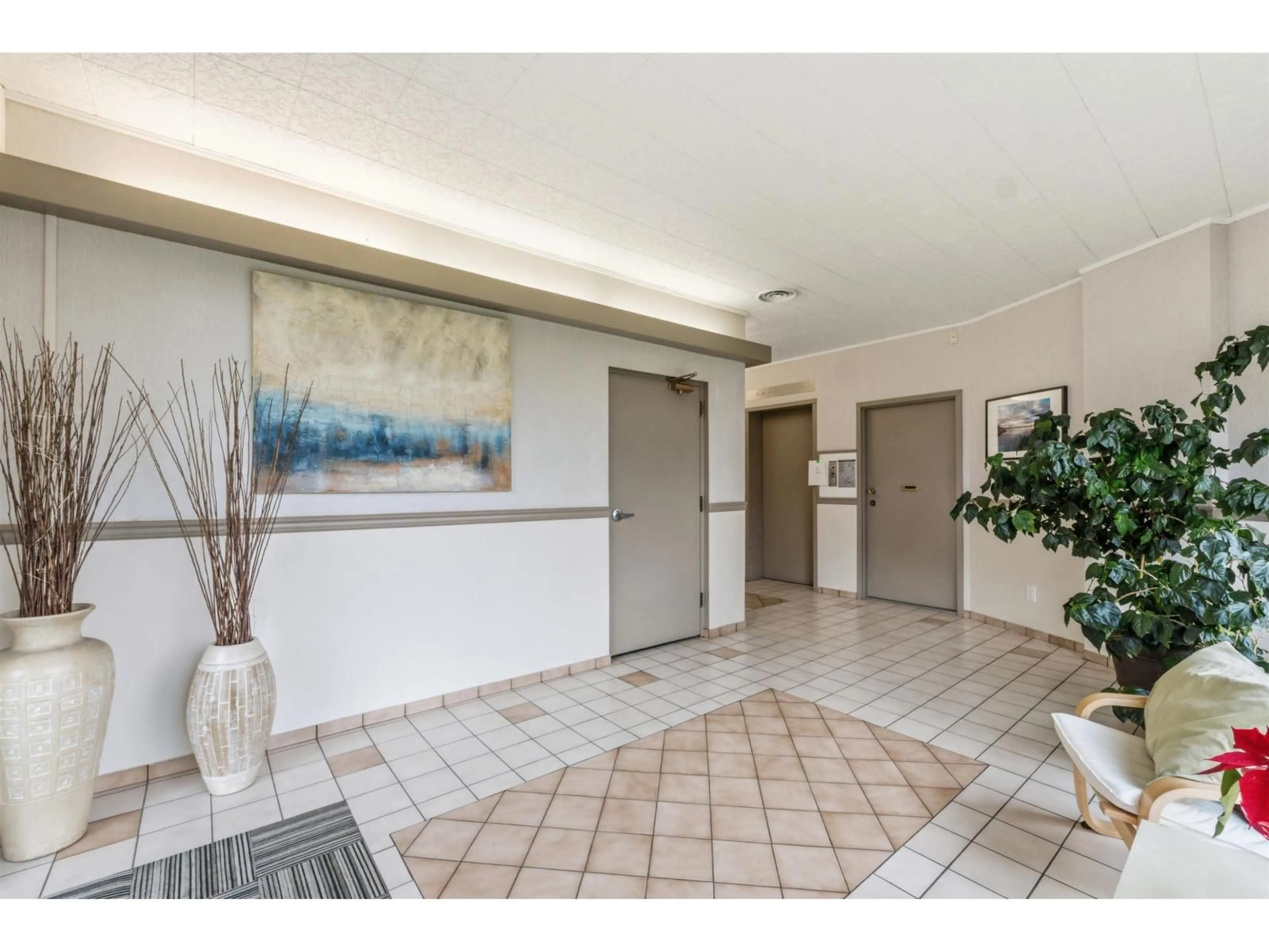 Indoor foyer for 305 - 1521 GEORGE STREET, White Rock British Columbia V4B4A4