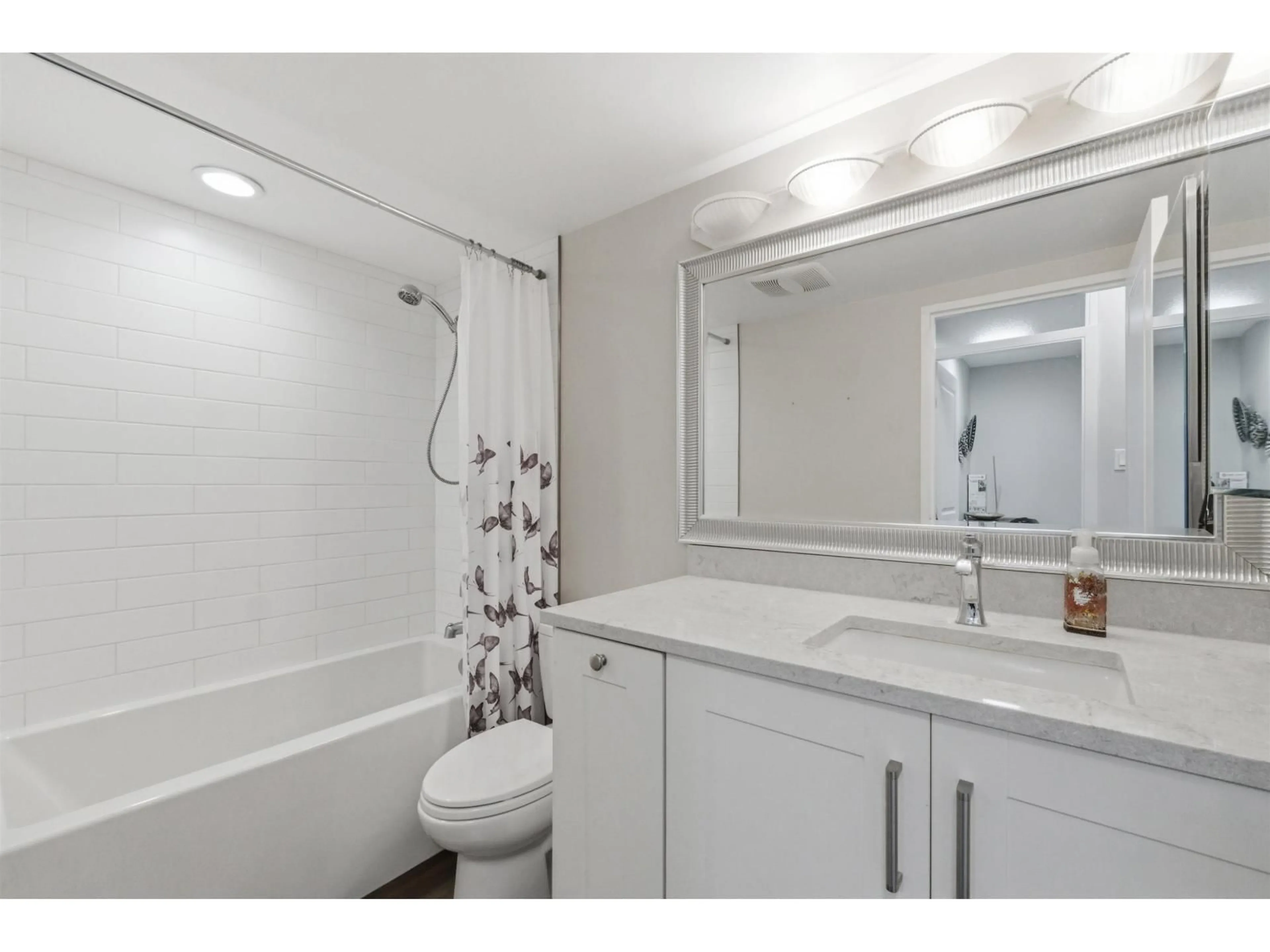 Standard bathroom, unknown for 305 - 1521 GEORGE STREET, White Rock British Columbia V4B4A4