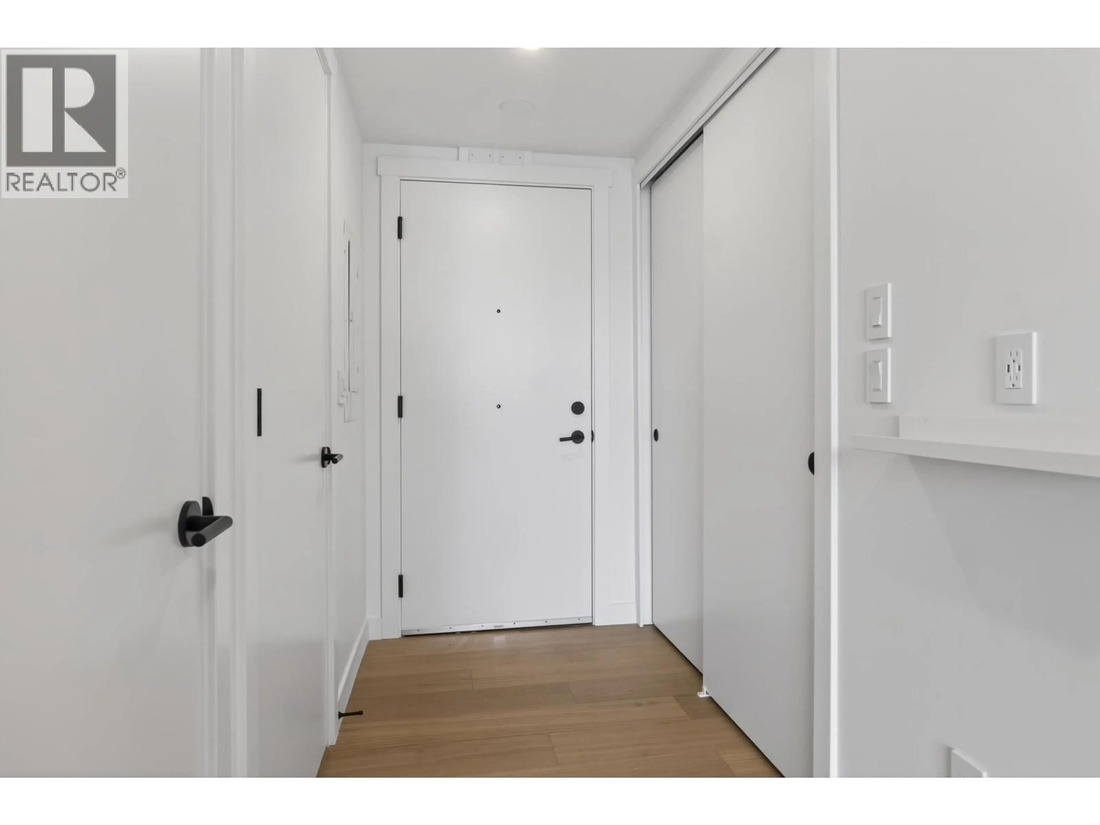 Indoor entryway for 406 - 6485 MANITOBA STREET, Vancouver British Columbia V5Y0P7