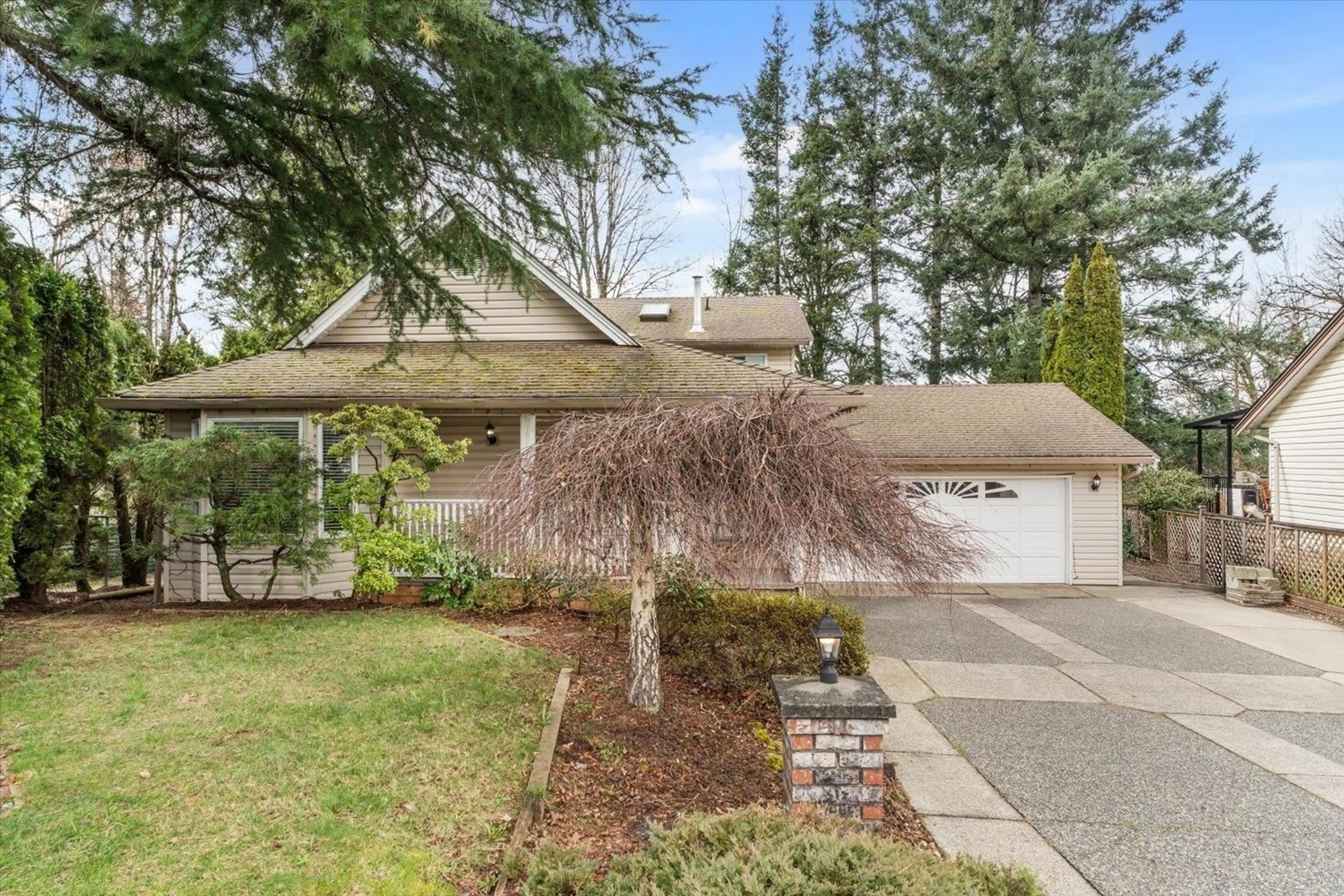 Home with vinyl exterior material, street for 34825 CASSIAR COURT, Abbotsford British Columbia V2S7G9