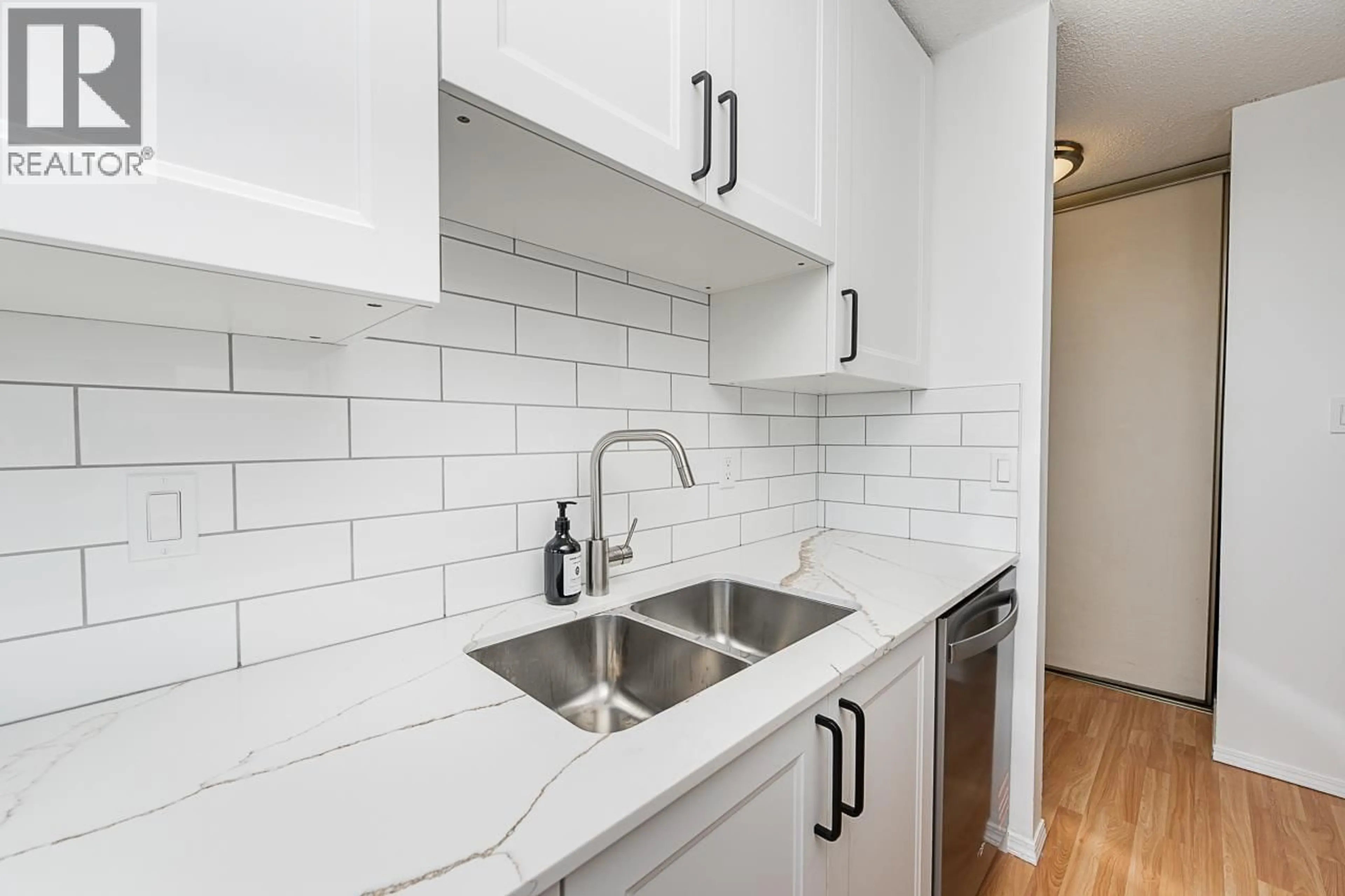 Standard kitchen, ceramic/tile floor for 307 - 320 ROYAL AVENUE, New Westminster British Columbia V3L5C6