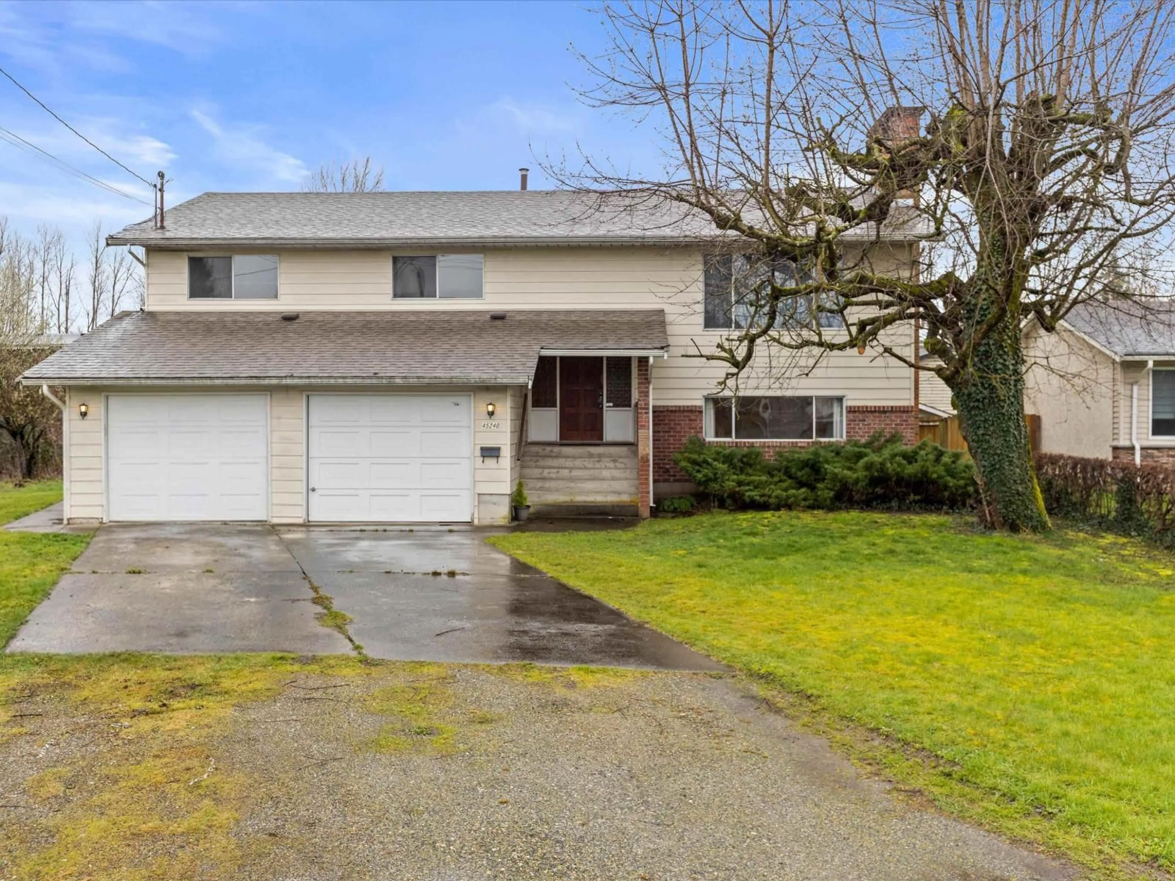 Home with vinyl exterior material, street for 45240 TRUTCH AVENUE, Chilliwack British Columbia V2P6V6