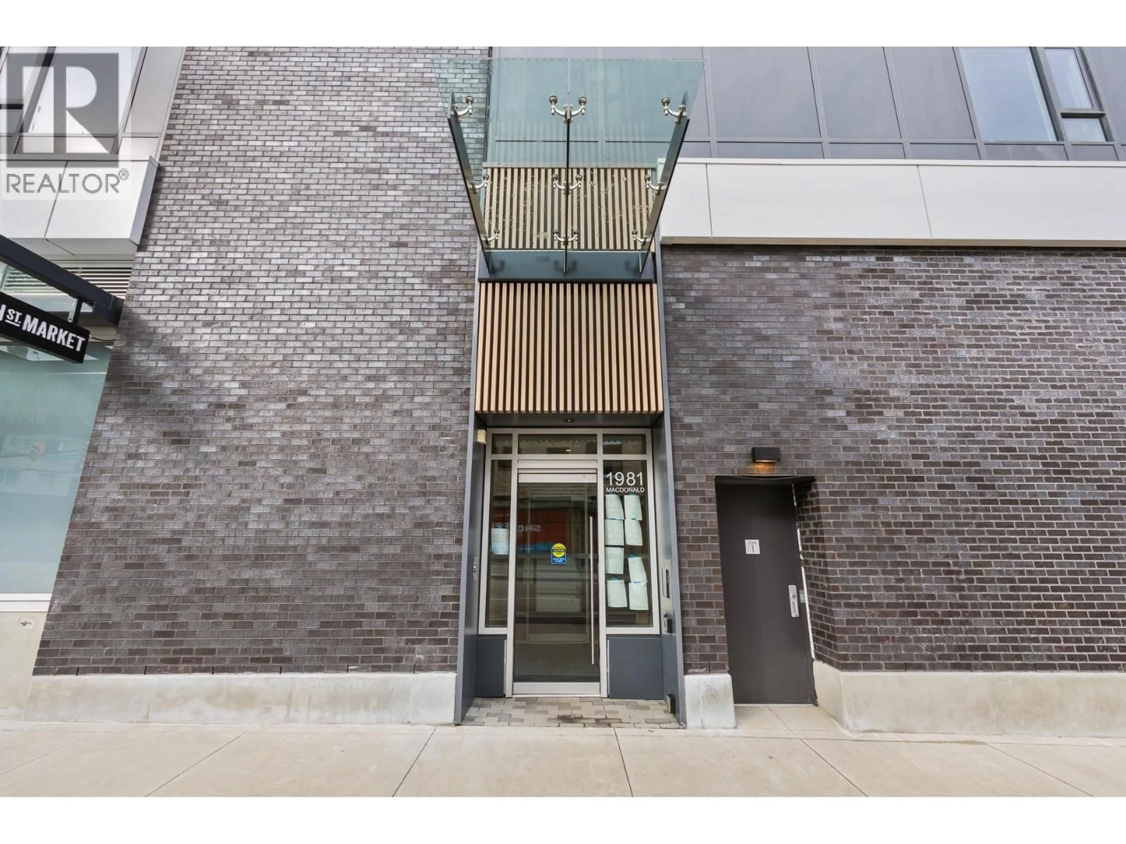 Indoor foyer for 220 - 1981 MACDONALD STREET, Vancouver British Columbia V6K0H9