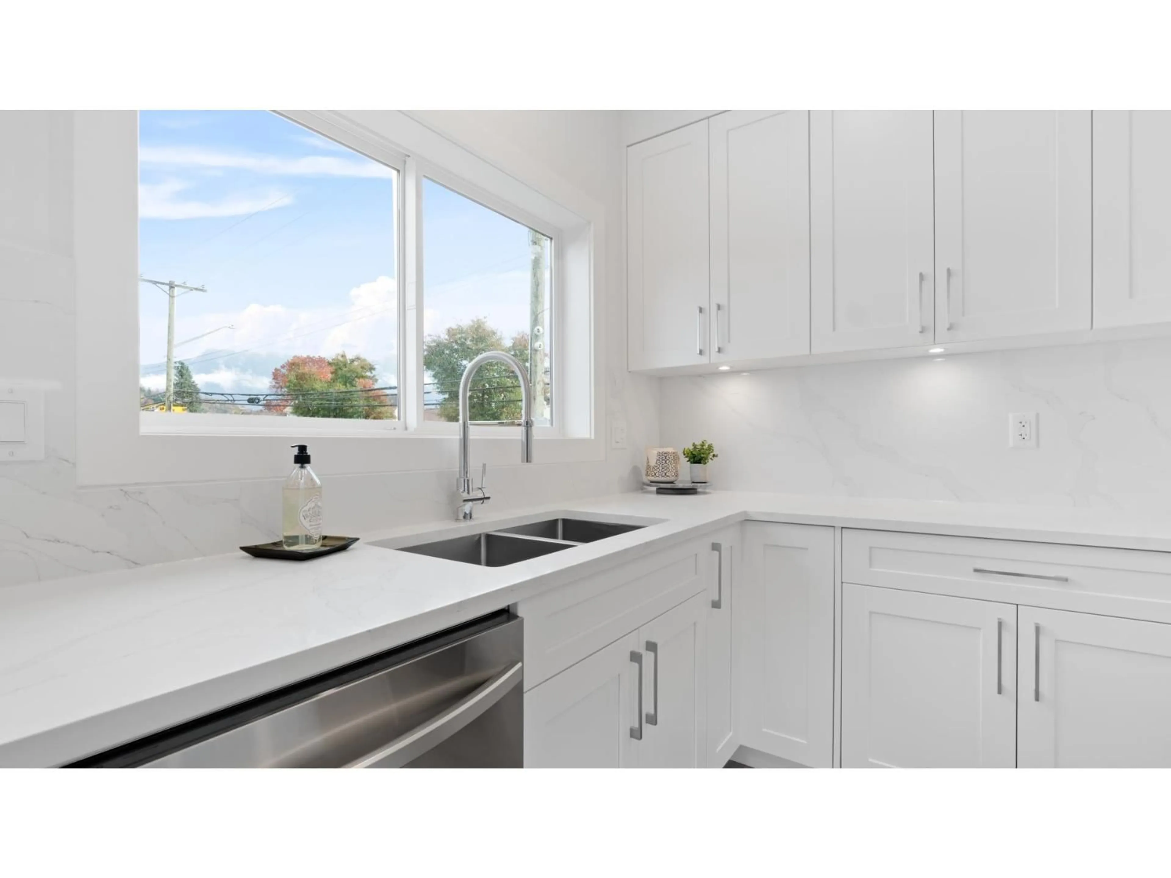Standard kitchen, ceramic/tile floor for 6 - 1655 AGASSIZ ROSEDALE NO 9 HIGHWAY, Agassiz British Columbia V0M1A2
