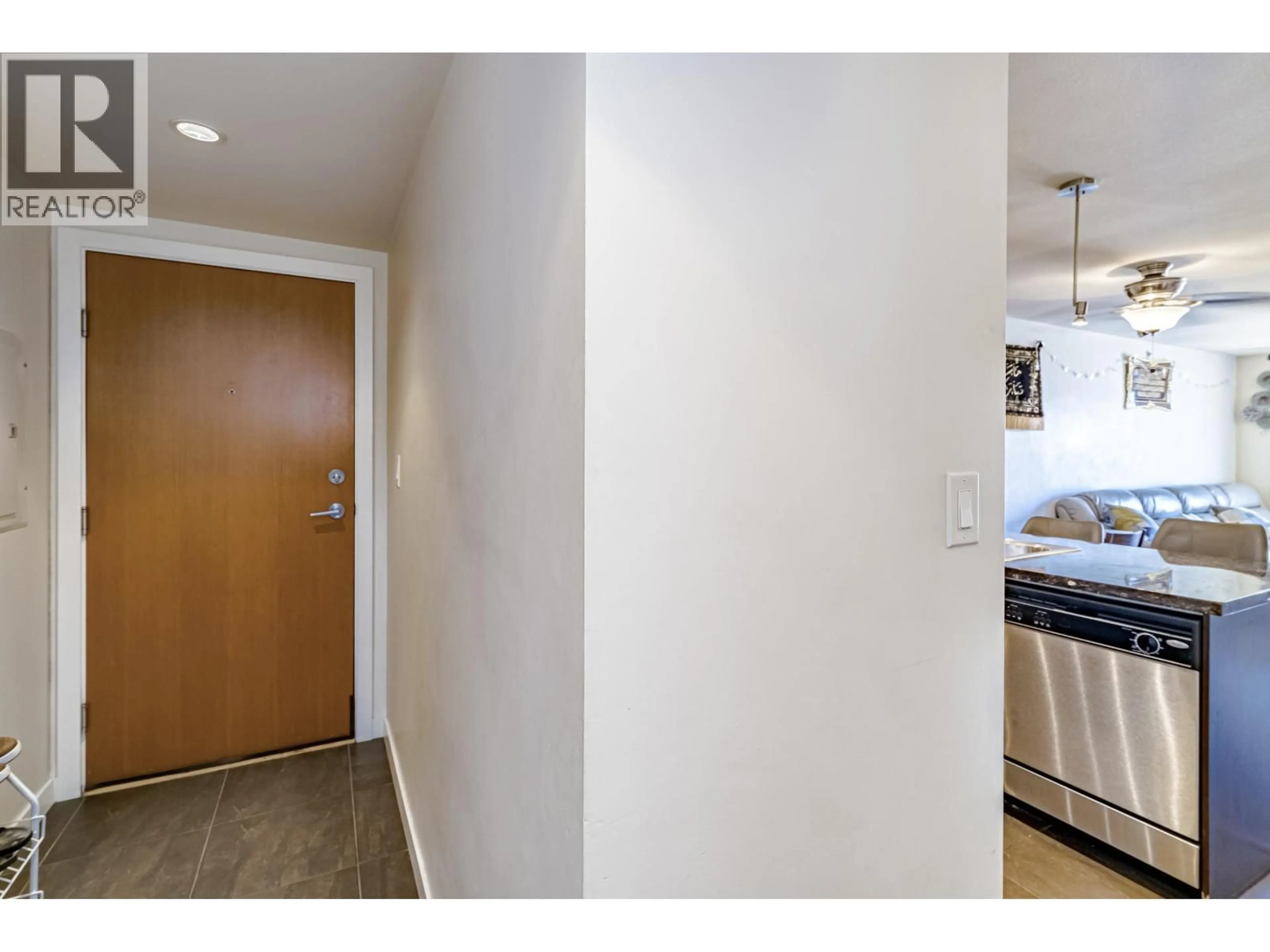 Indoor entryway for 1508 - 1 RENAISSANCE SQUARE, New Westminster British Columbia V3M0B6