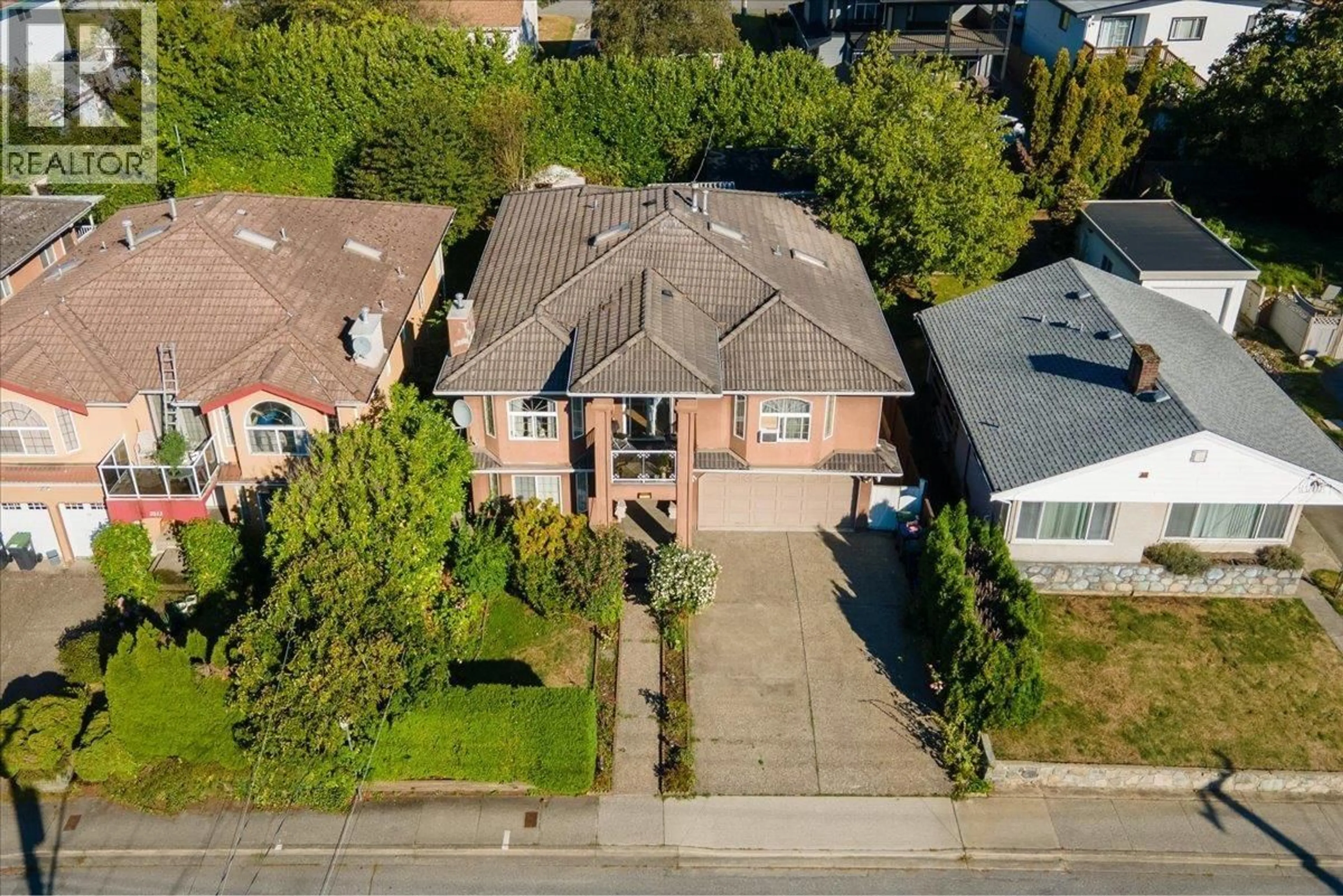 A pic from outside/outdoor area/front of a property/back of a property/a pic from drone, street for 2011 SEVENTH AVENUE, New Westminster British Columbia V3M2L5