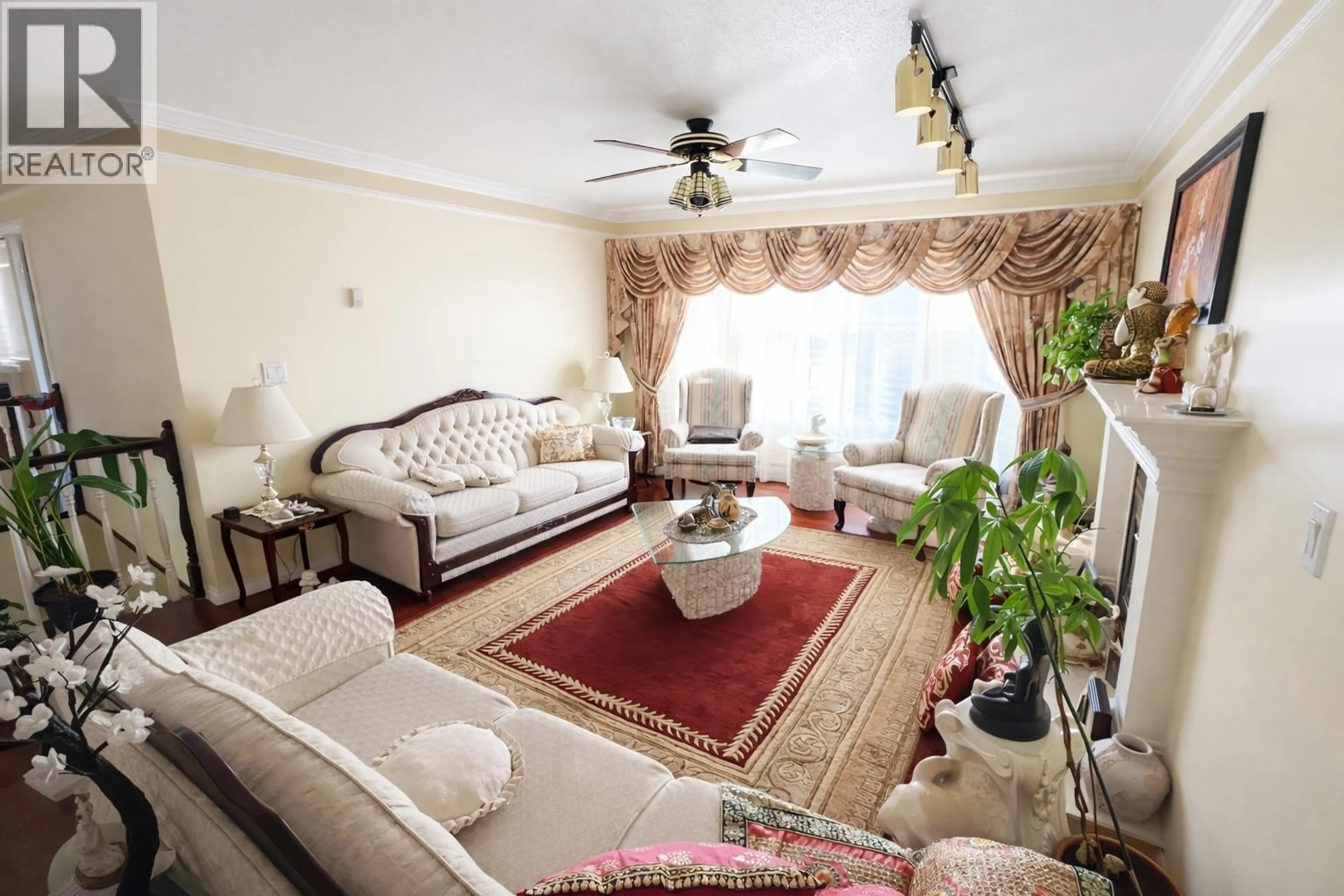 Living room with furniture, carpet floor for 2011 SEVENTH AVENUE, New Westminster British Columbia V3M2L5