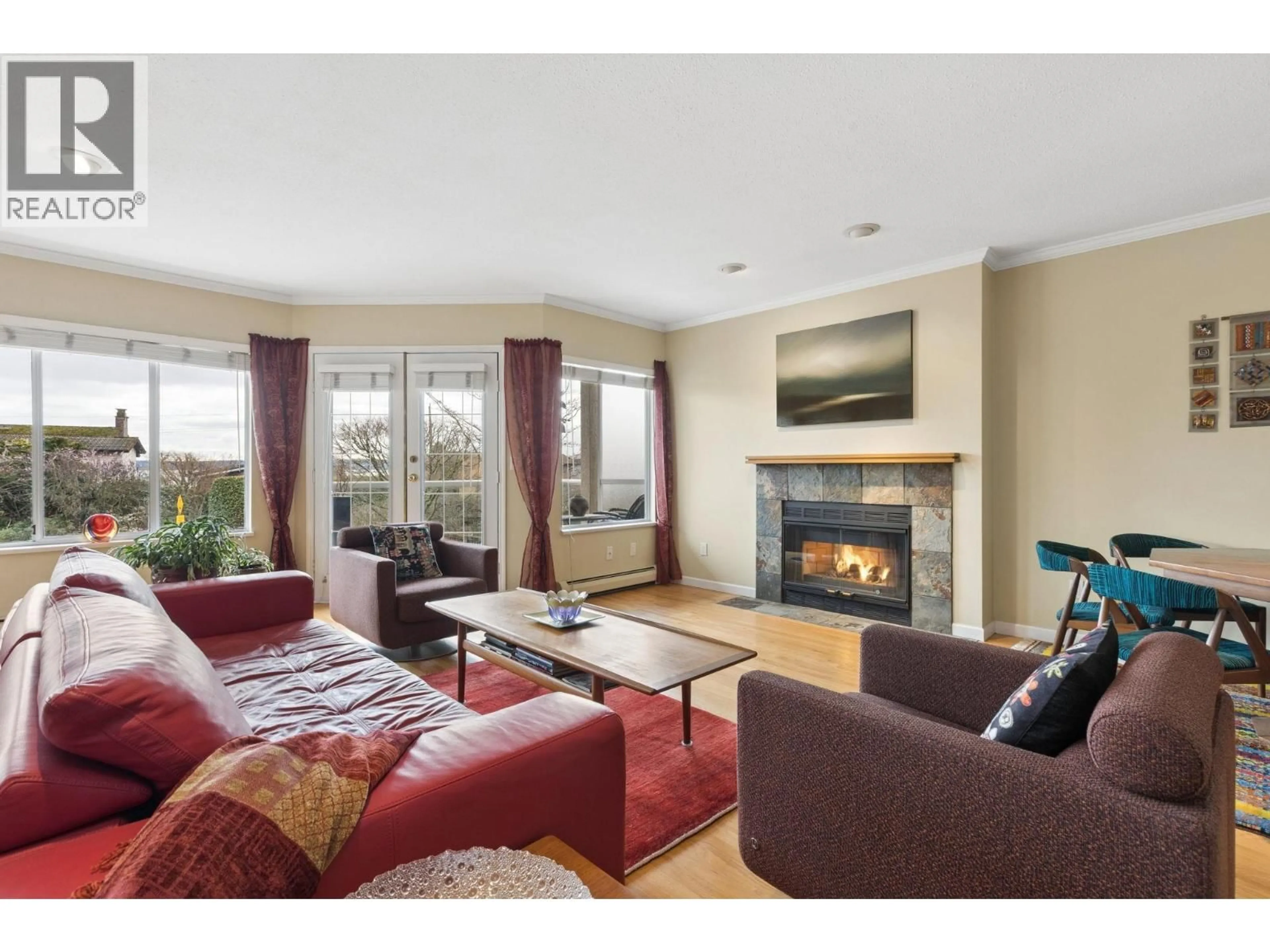 Living room with furniture, wood/laminate floor for 2333 BELLEVUE AVENUE, West Vancouver British Columbia V7V1C9