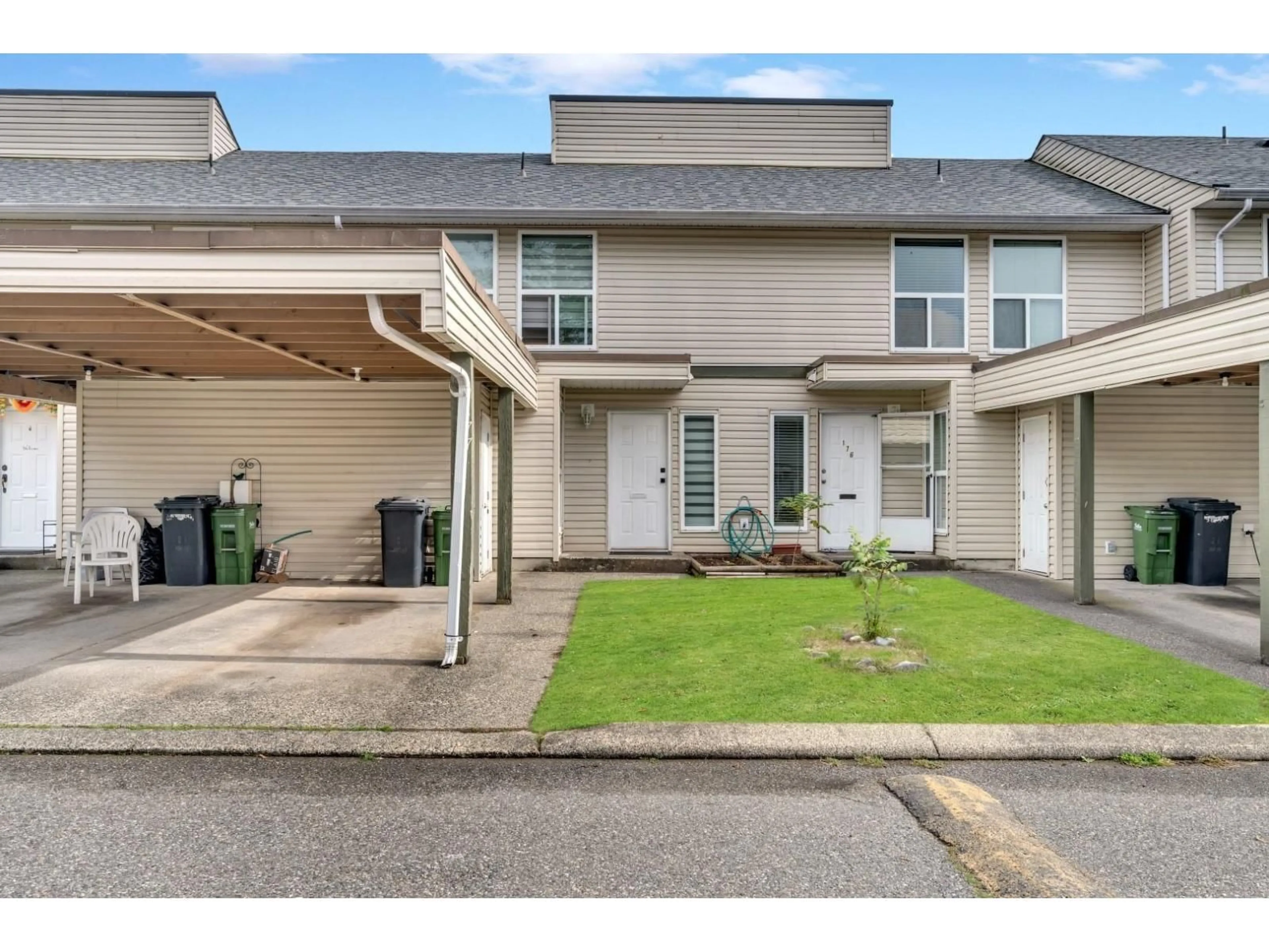 A pic from outside/outdoor area/front of a property/back of a property/a pic from drone, street for 177 - 32550 MACLURE ROAD, Abbotsford British Columbia V2T4N3